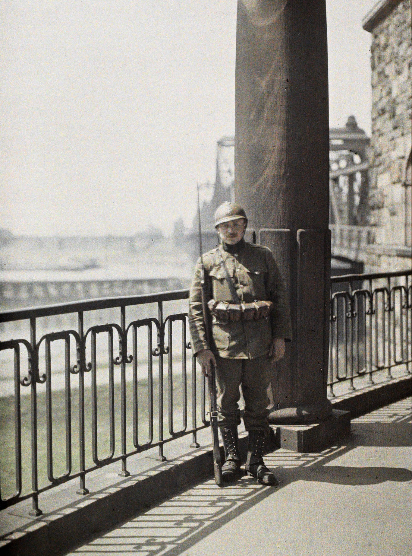Рурорт, Рур, Германия. Бельгийский часовой на мосту через Рейн, 1921 год, автор Фредерик Гадмер (автохром)