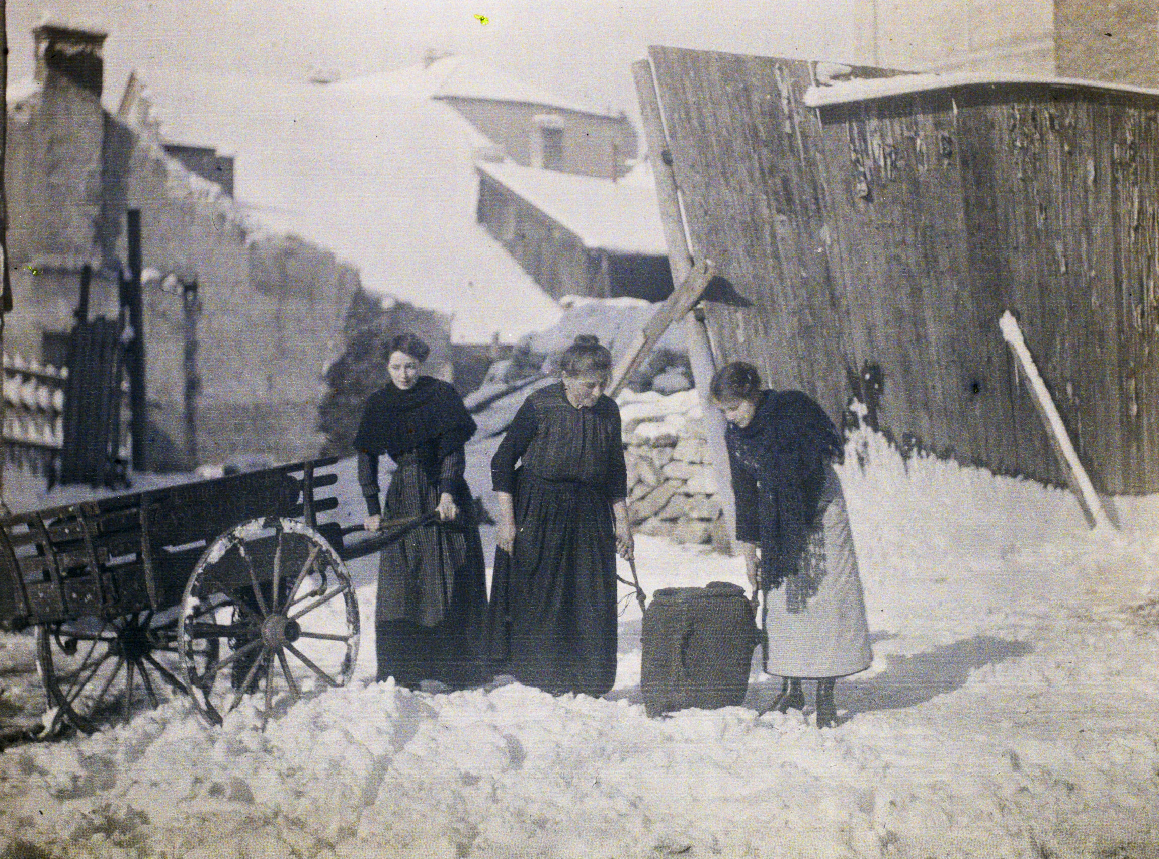 Реймс, Марна, Шампань, Франция. Женщины несут уголь, 1917 год, автор Фернан Кювилль (автохром)