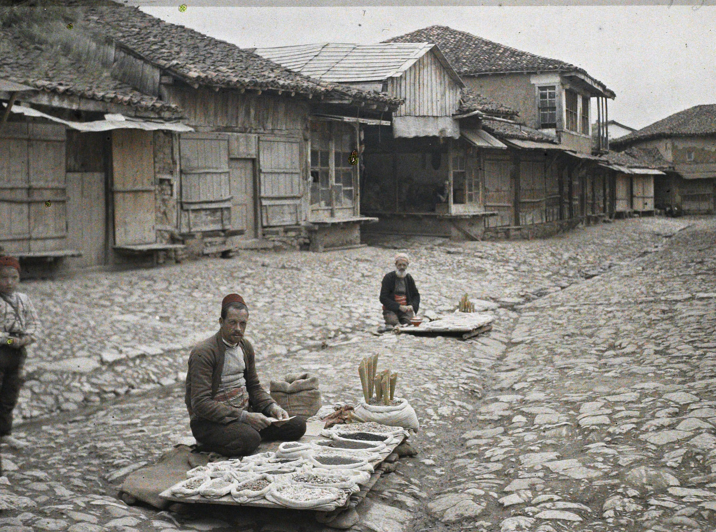 Приштина, Косово, Сербия. Два продавца семян, 1913 год, автор Огюст Леон (автохром)