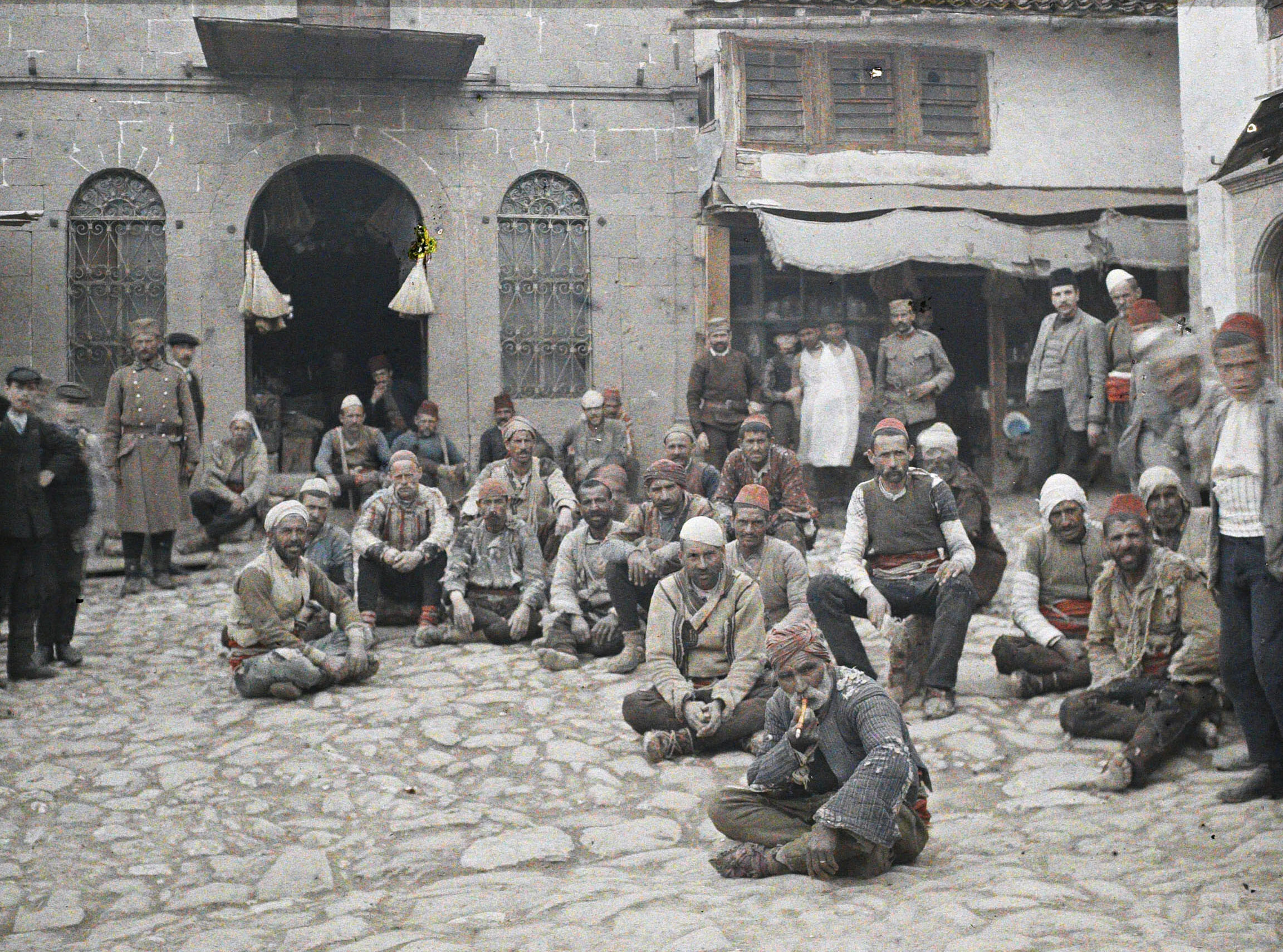 Приштина, Косово, Сербия. Группа цыган-носильщиков, 1913 год, автор Огюст Леон (автохром)