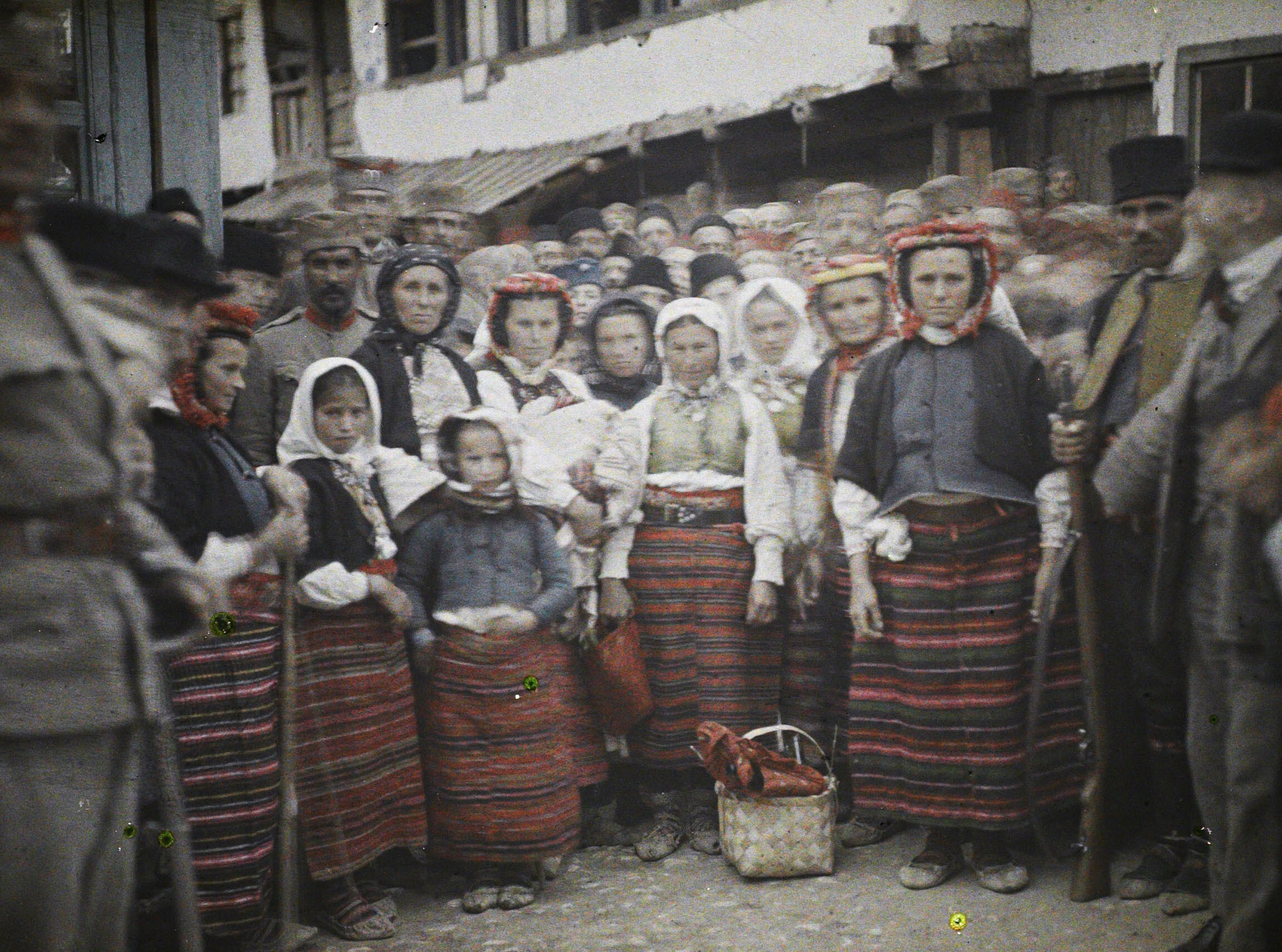 Приштина, Косово, Сербия. Группа крестьянок, 1913 год, автор Огюст Леон (автохром)