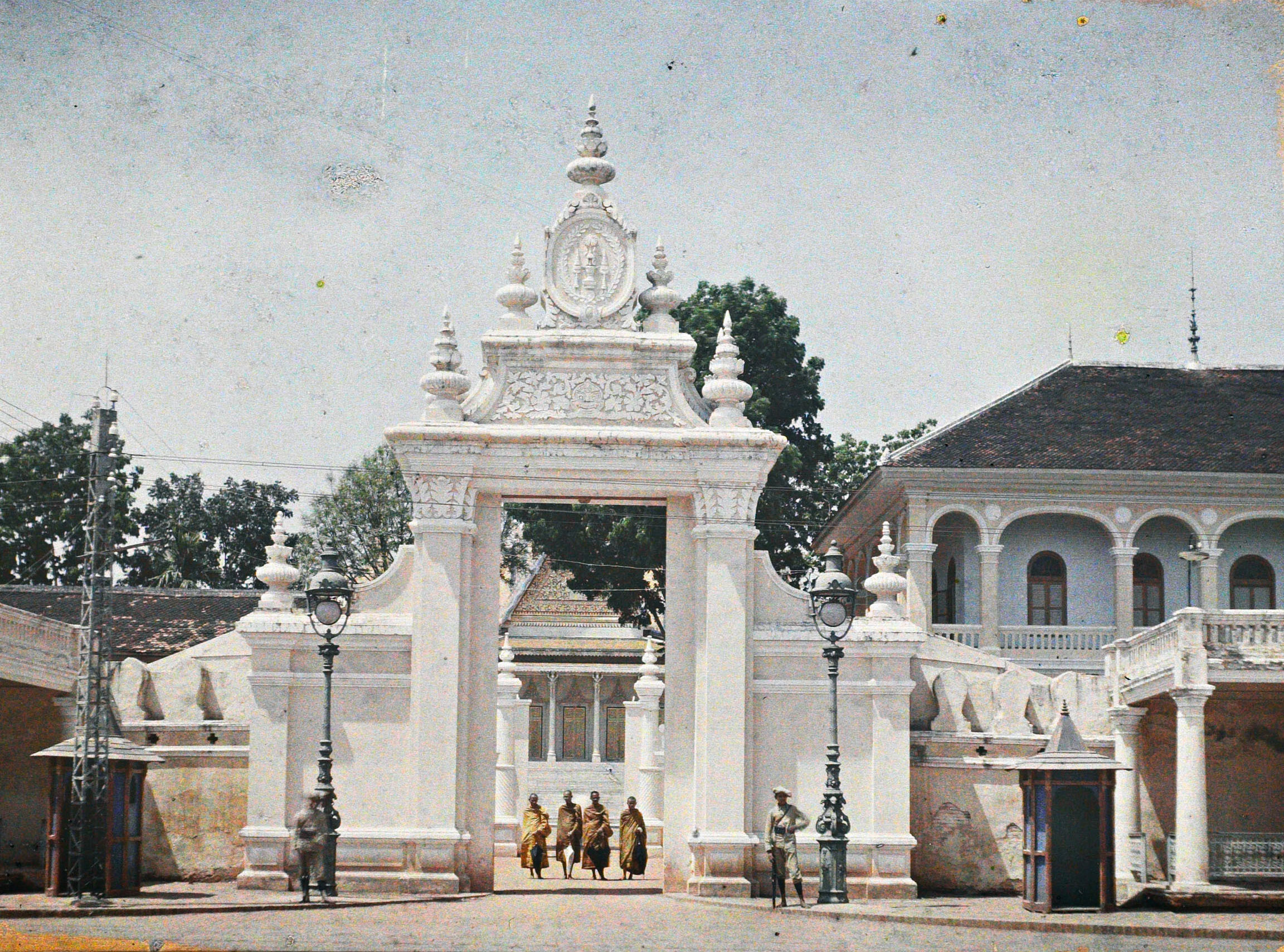 Пномпень, Камбоджа, Индокитай. Вход в Королевский дворец, 1921 год, автор Леон Бизи (автохром)