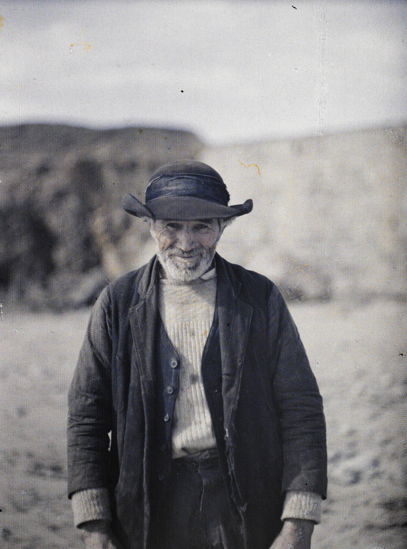 Плогофф, Финистер, Бретань, Франция. Житель Плогоффа, 1920 год, автор Джордж Шевалье (автохром)