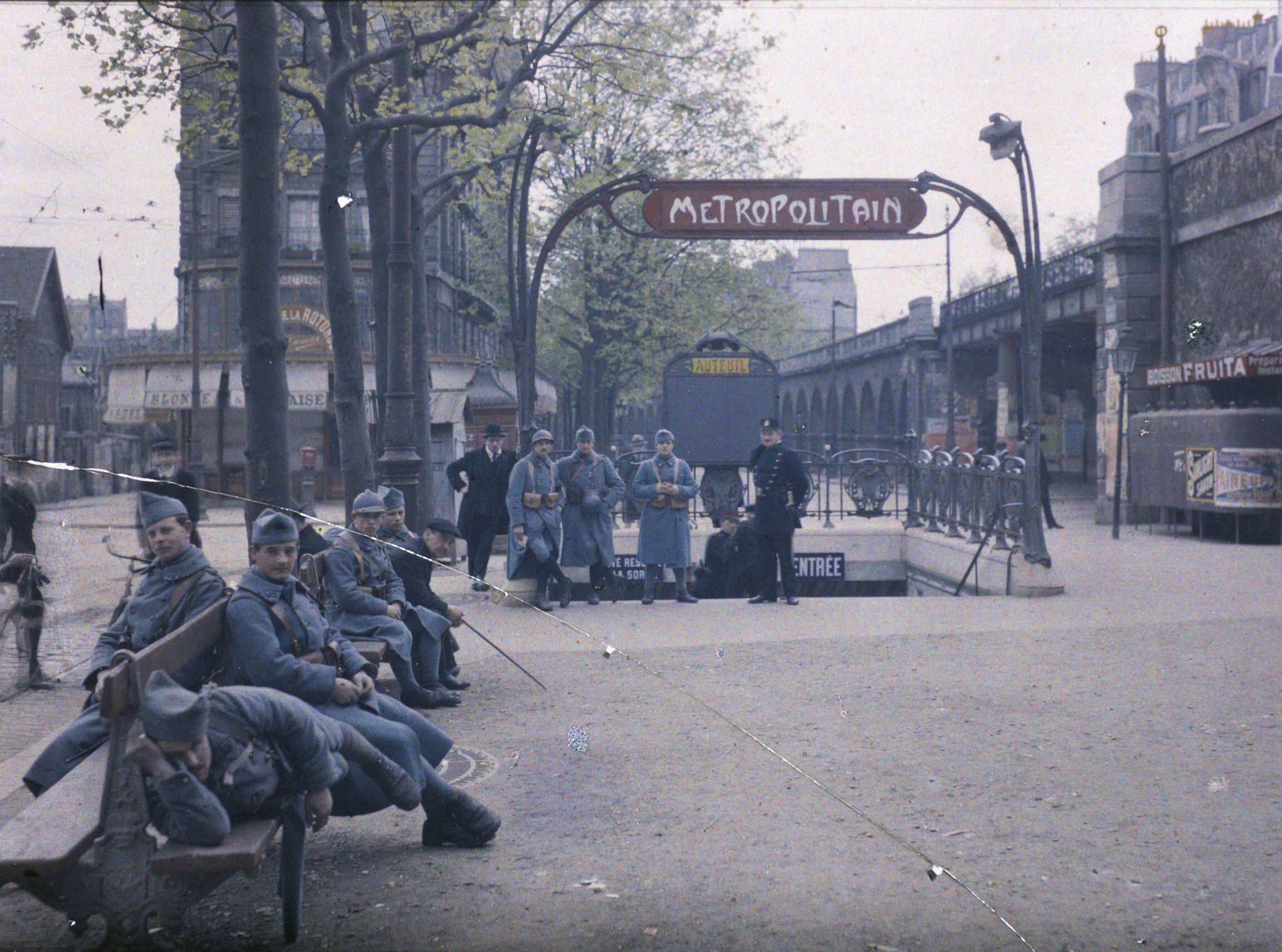 Париж (16-й округ), станция метро France Auteuil, на бульваре Эксельманс, 1920 год, автор Фредерик Гадмер (автохром)