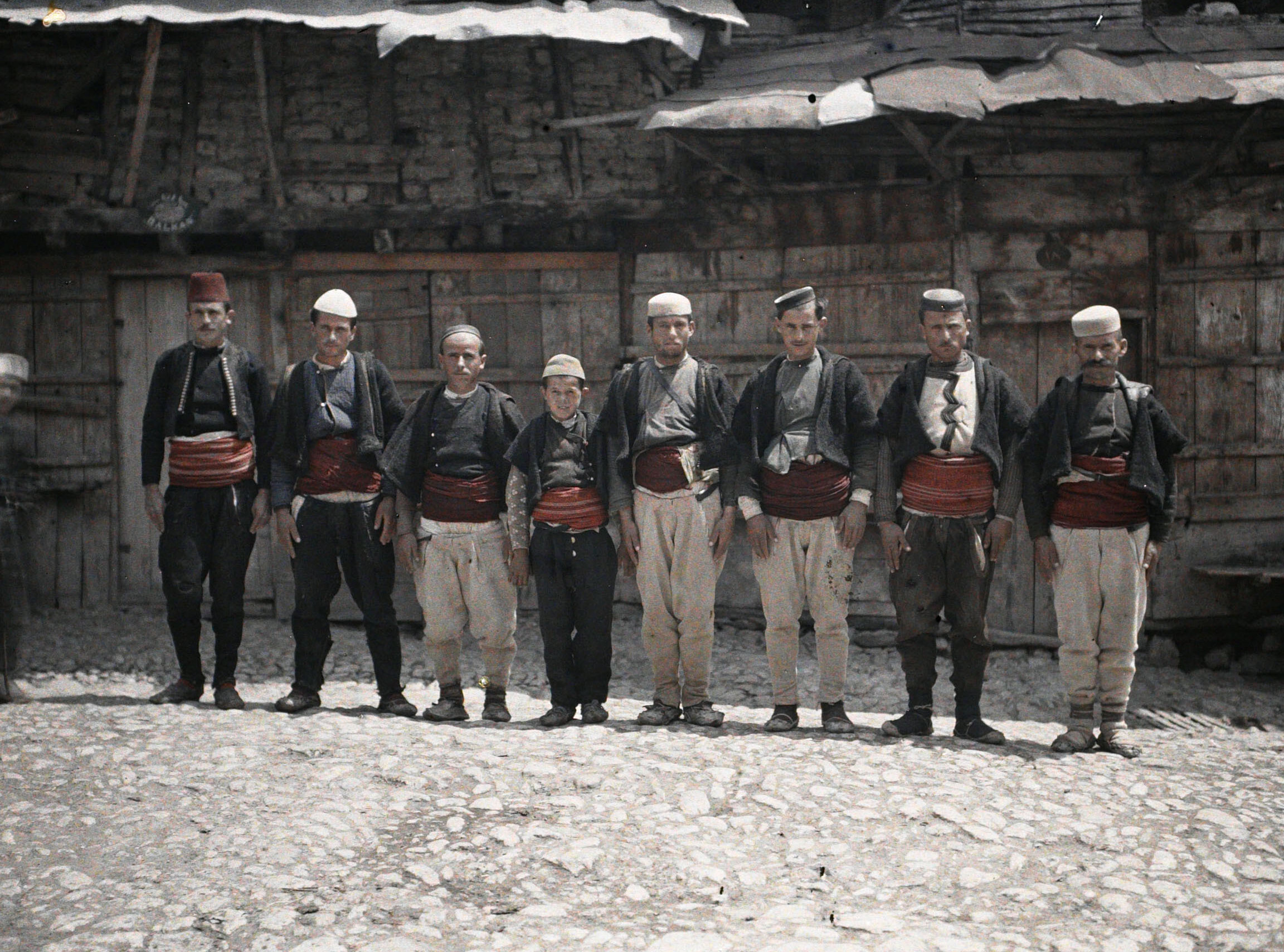 Охрида (современный Охрид), Македония. Восемь албанцев, 1913 год, автор Огюст Леон (автохром)
