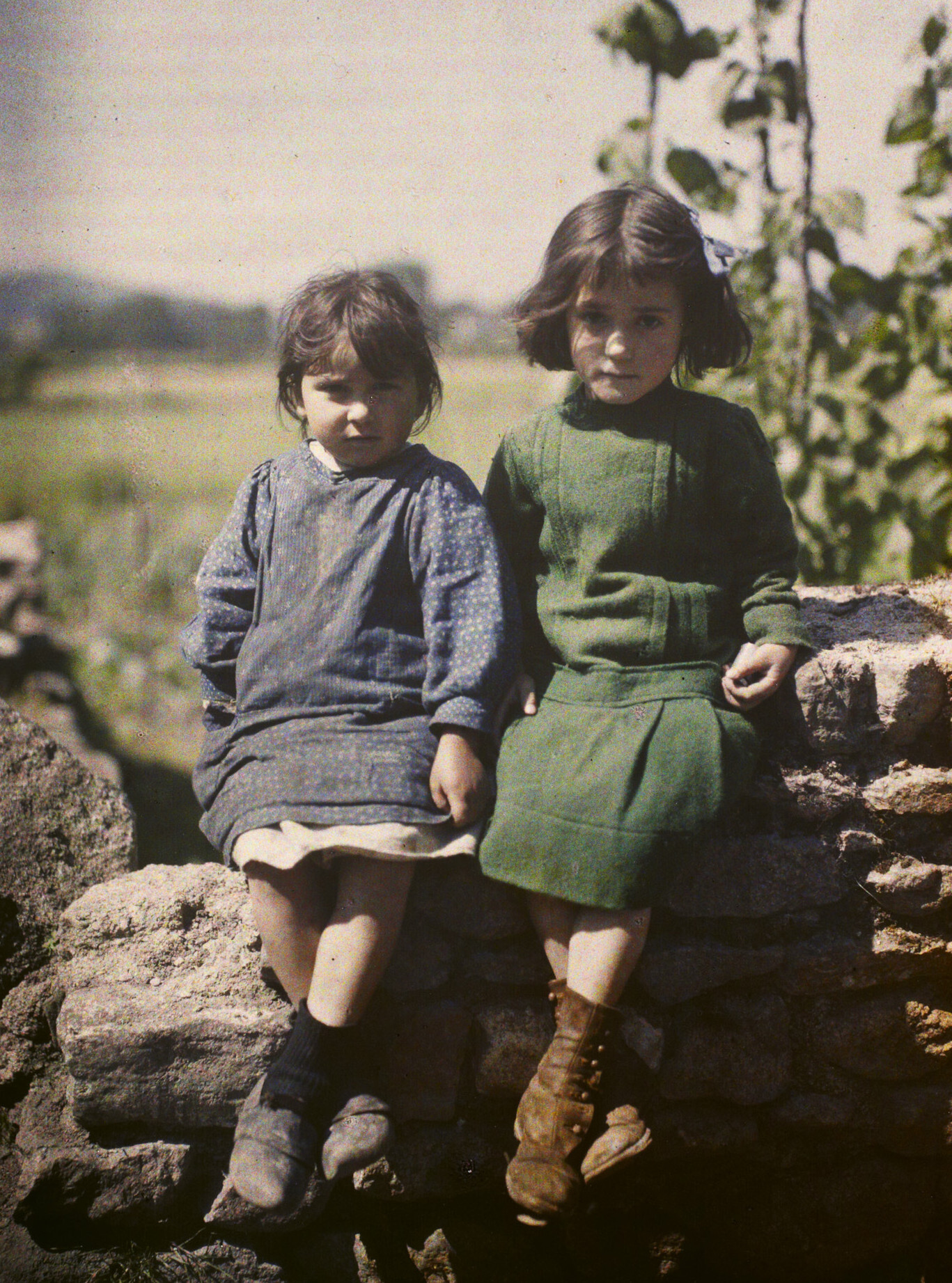 Отен, Франция. Портрет двух маленьких девочек на низкой стене, 1916 год, автор Джордж Шевалье (автохром)