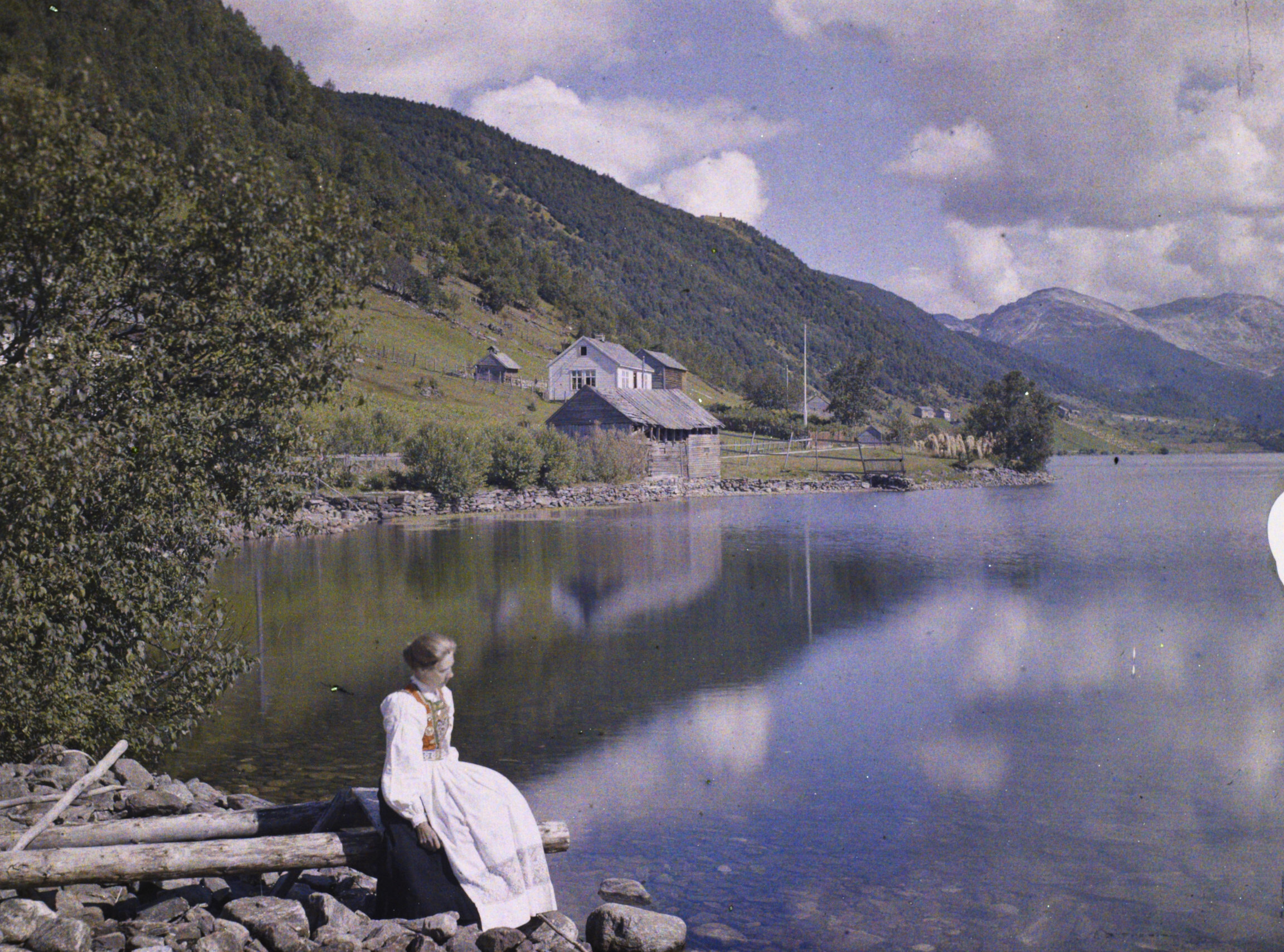 Опхайм, норвежская женщина, сидящая у озера, 1910 год, автор Огюст Леон (автохром)