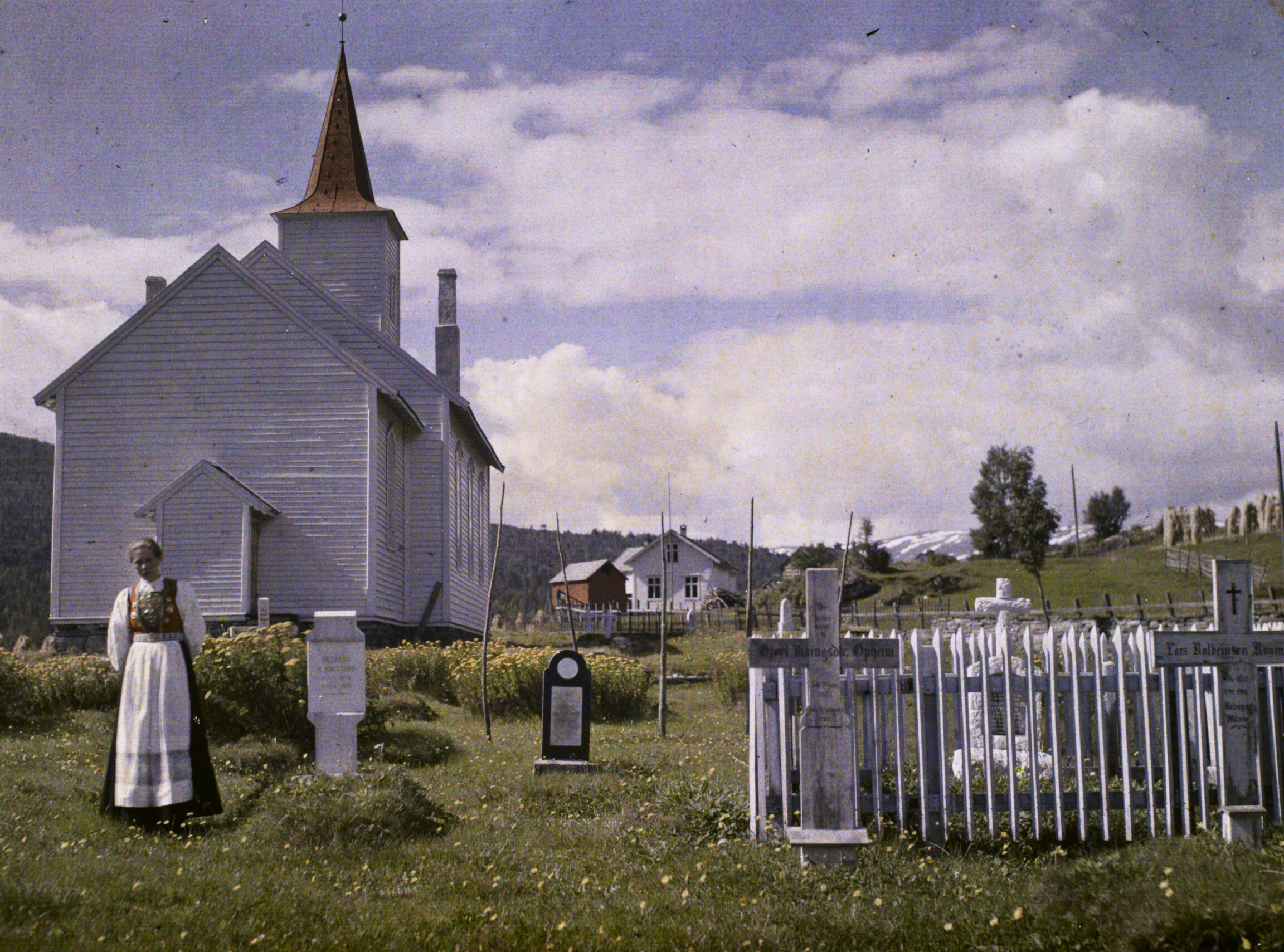 Опхайм, Норвегия Женщина позирует на кладбище перед церковью, 1910 год, автор Огюст Леон (автохром)