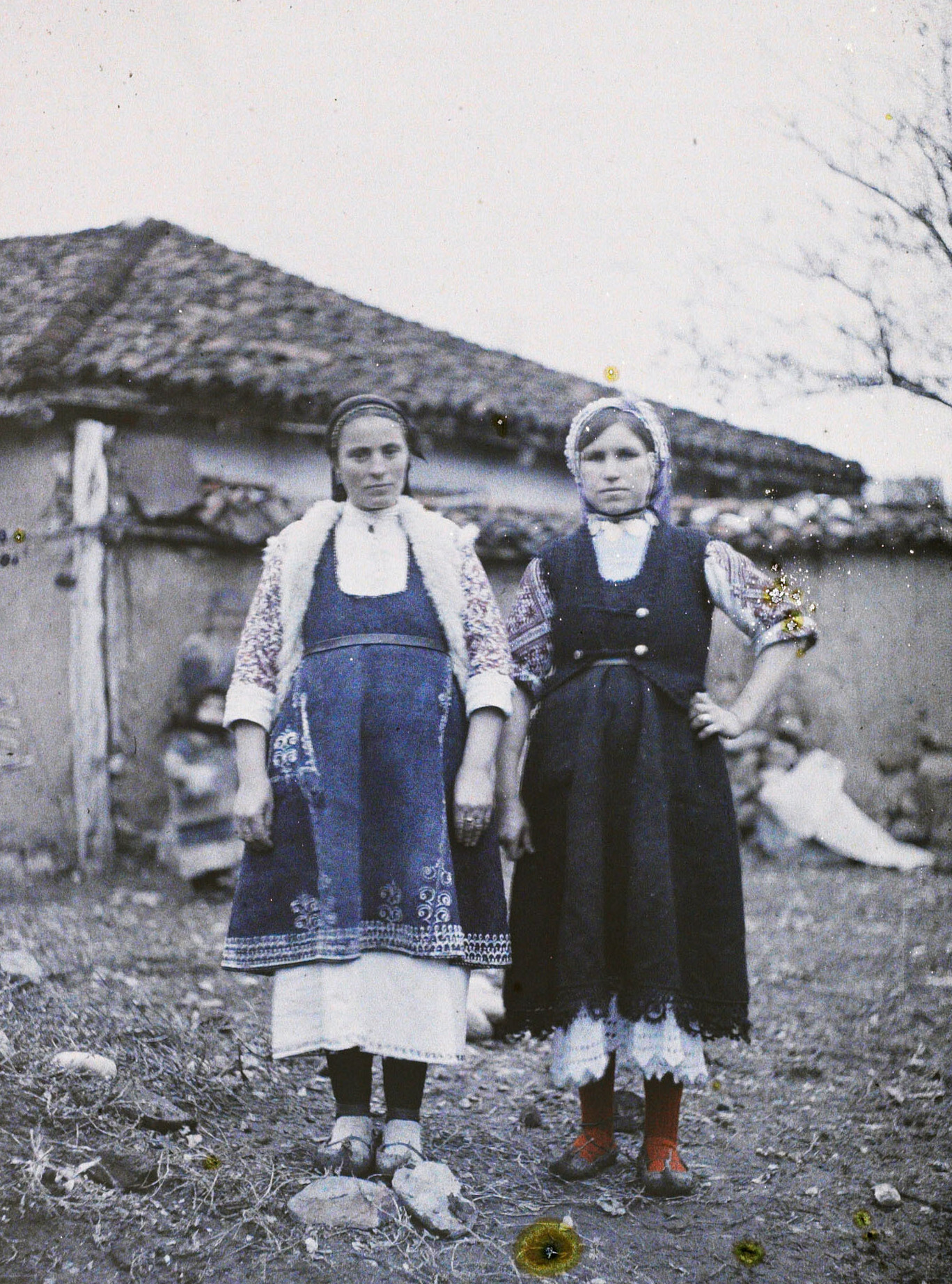Окрестности Софии, Болгария. Две крестьянки, 1918 год, автор Леон Бизи (автохром)