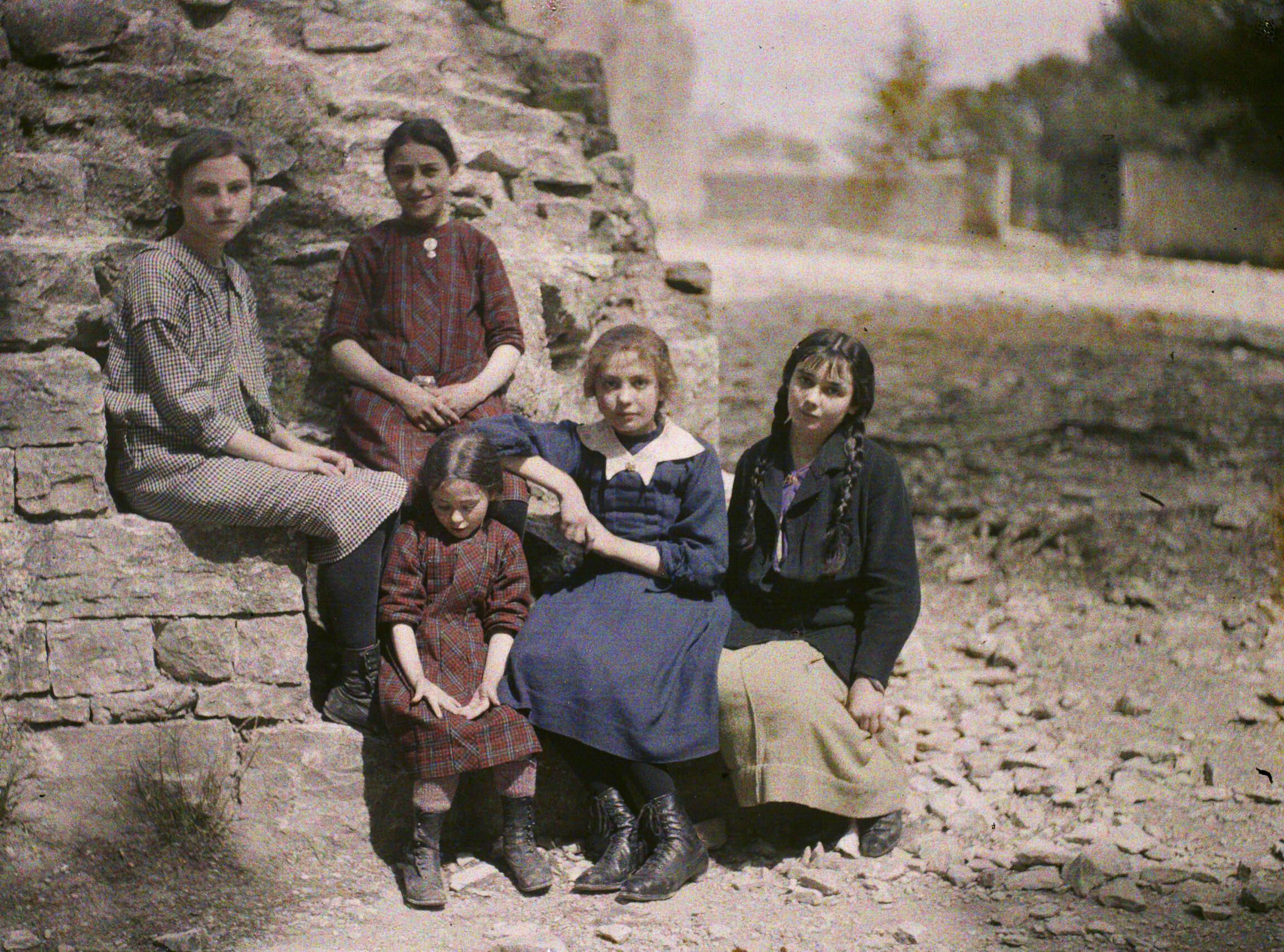 Ним, Франция. Группа маленьких девочек и молодых девушек, 1916 год, автор Джордж Шевалье (автохром)