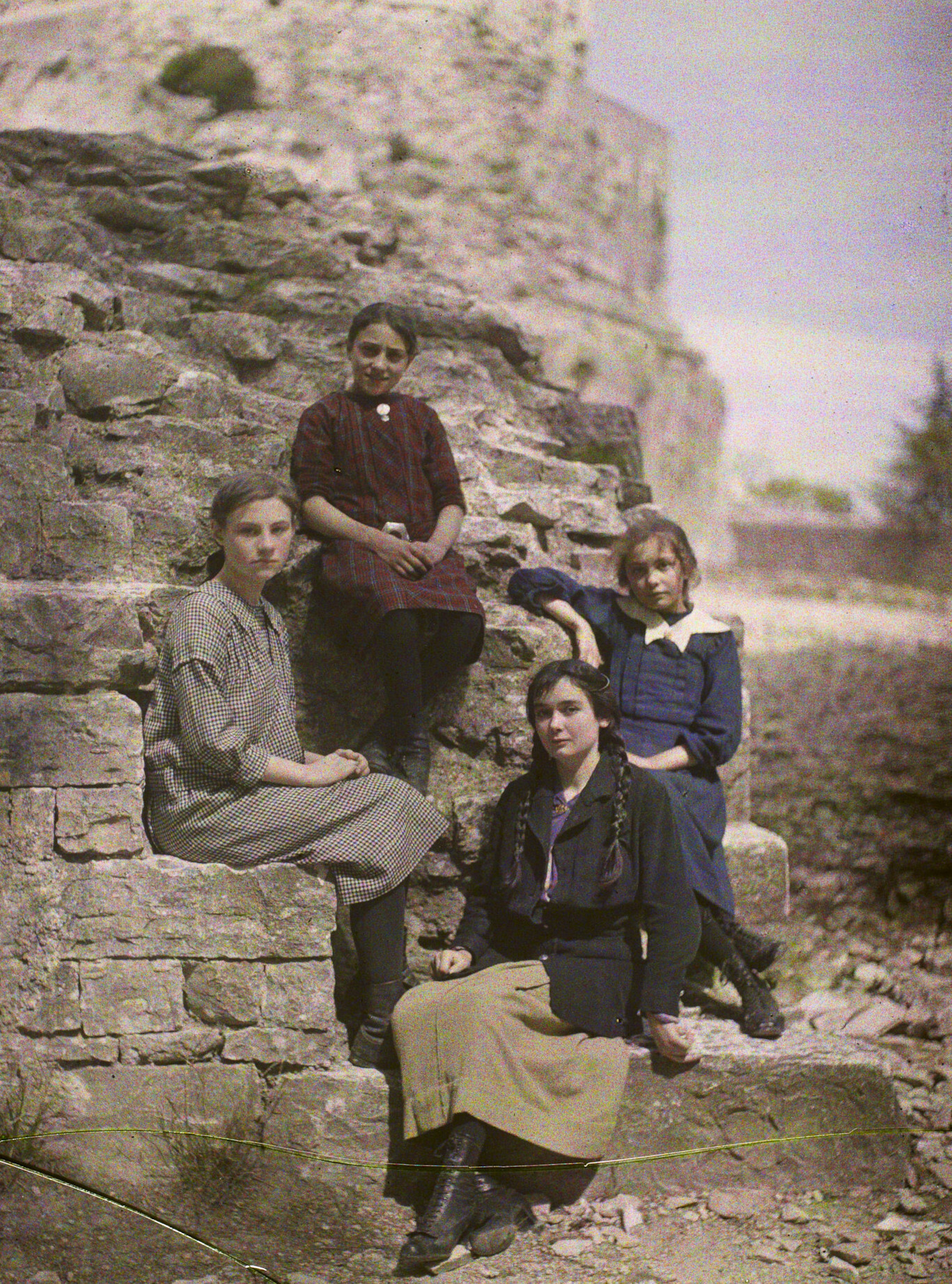 Ним, Франция. Группа девочек и мальчиков из региона, 1916 год, автор Джордж Шевалье (автохром)