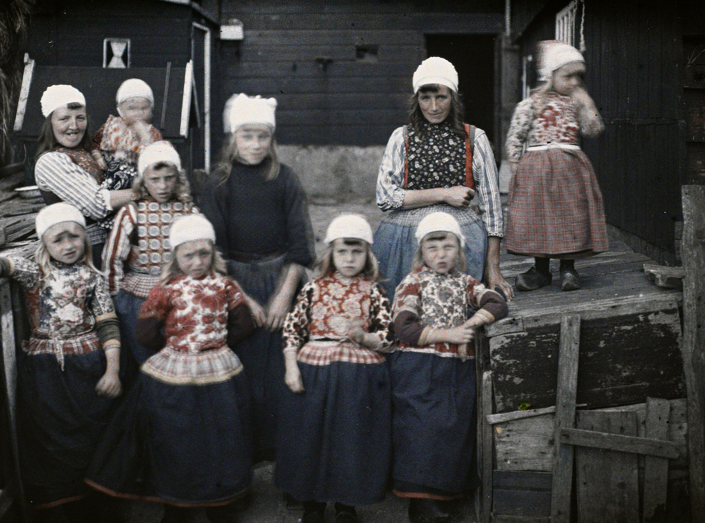 Маркен, Нидерланды. Женщина и девушки в островных костюмах, 1929 год, автор Стефан Пассе (автохром)