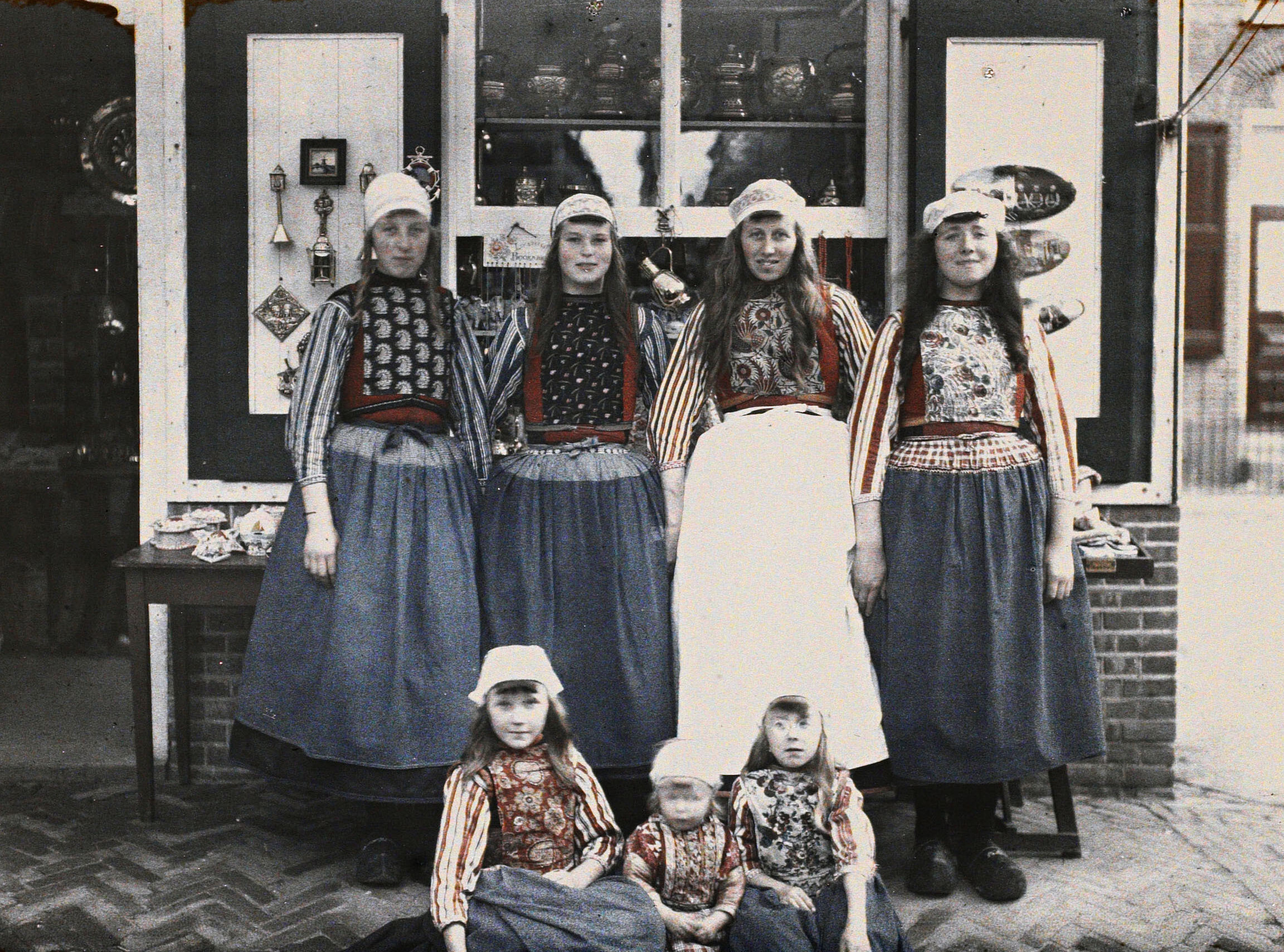 Маркен, Нидерланды. Группа девушек в островных костюмах, 1929 год, автор Стефан Пассе (автохром)
