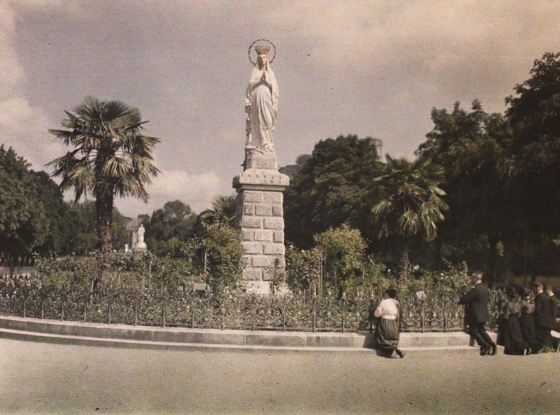 Лурд, Верхние Пиренеи, Франция, 1920 год, автор Фернан Кювилль (2) (автохром)