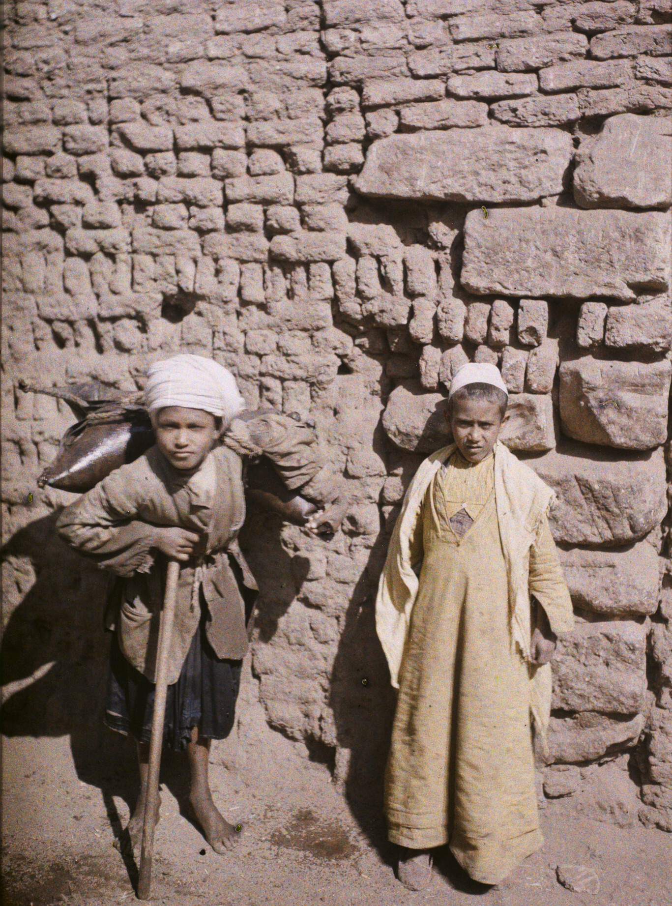 Луксор, Египет. Двое детей на городской улице, 1914 год, автор Огюст Леон (автохром)