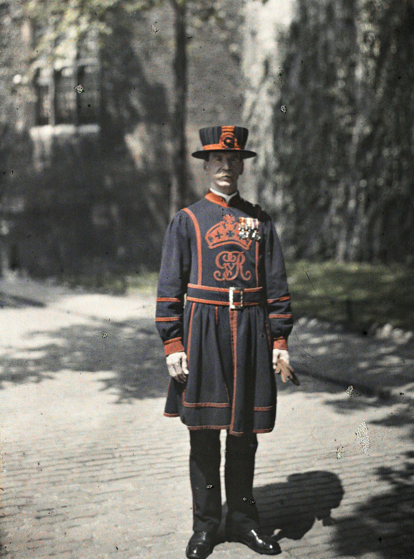 Лондон, Англия. Портрет охранника Лондонского Тауэра, 1924 год, автор Роджер Дюма (автохром)