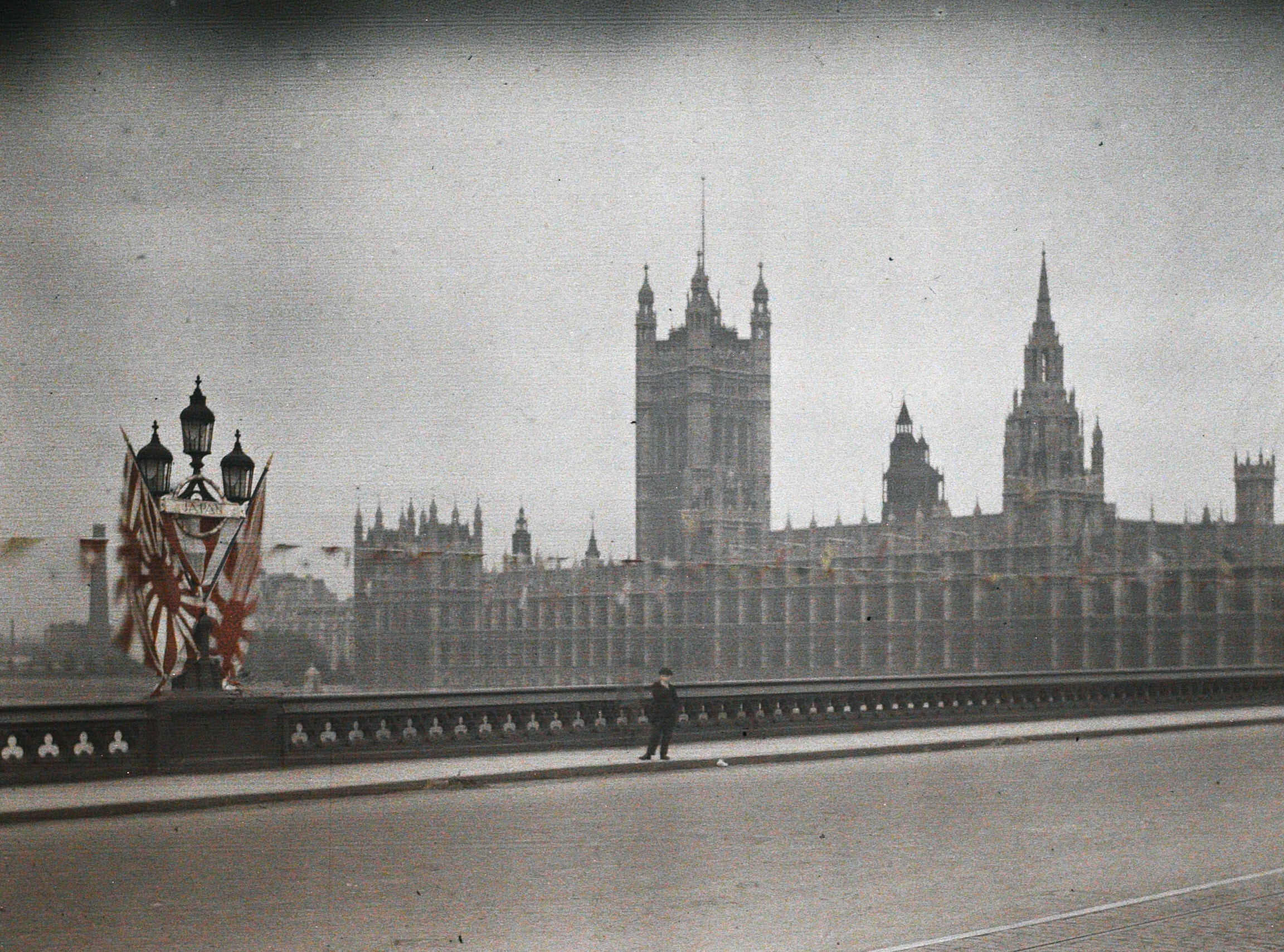 Лондон, Англия. Британский парламент, вид с Вестминстерского моста, 1919 год, автор Фернан Кювилль (автохром)