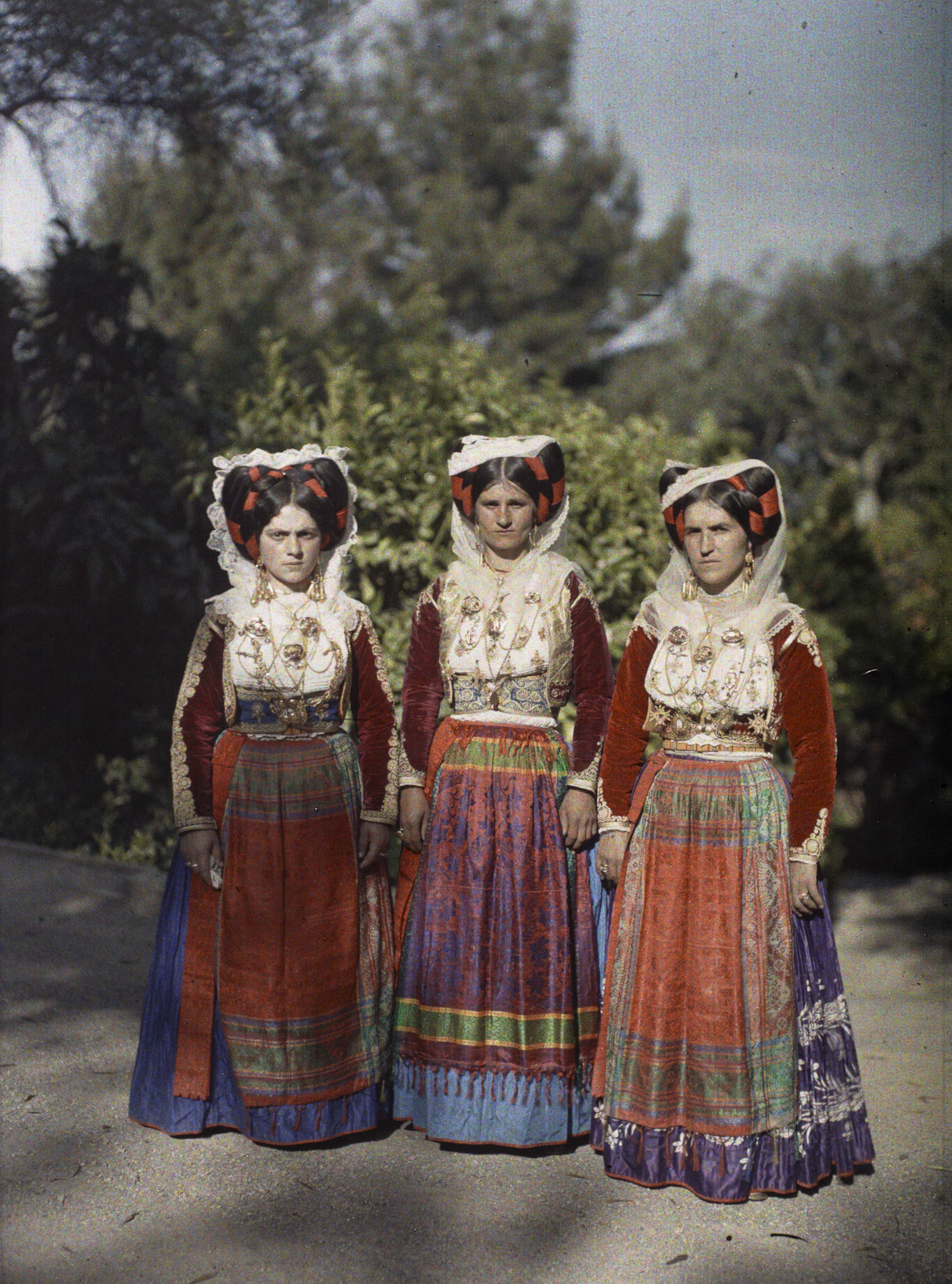 Корфу, Греция. Три корфиотки в костюмах, 1913 год, автор Огюст Леон (автохром)
