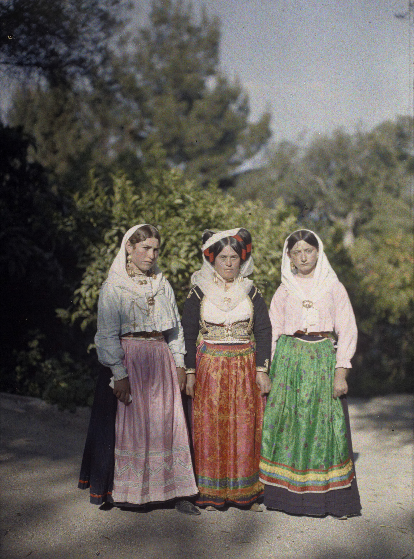 Корфу, Греция. Три корфиотки в костюмах, 1913 год, автор Огюст Леон (2) (автохром)