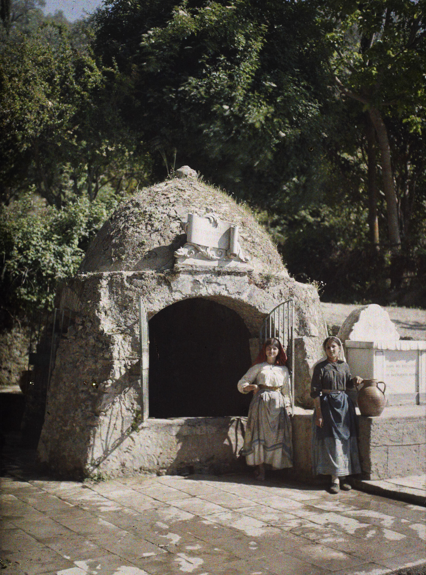 Корфу, Греция. Две корфиотки у фонтана, 1913 год, автор Огюст Леон (автохром)