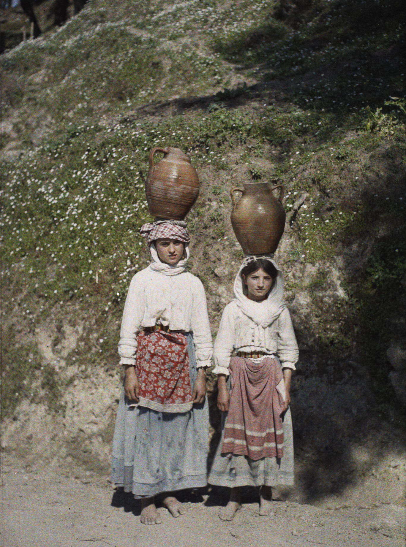 Корфу, Греция. Две женщины-корфиотки несут кувшин, 1913 год, автор Огюст Леон (автохром)
