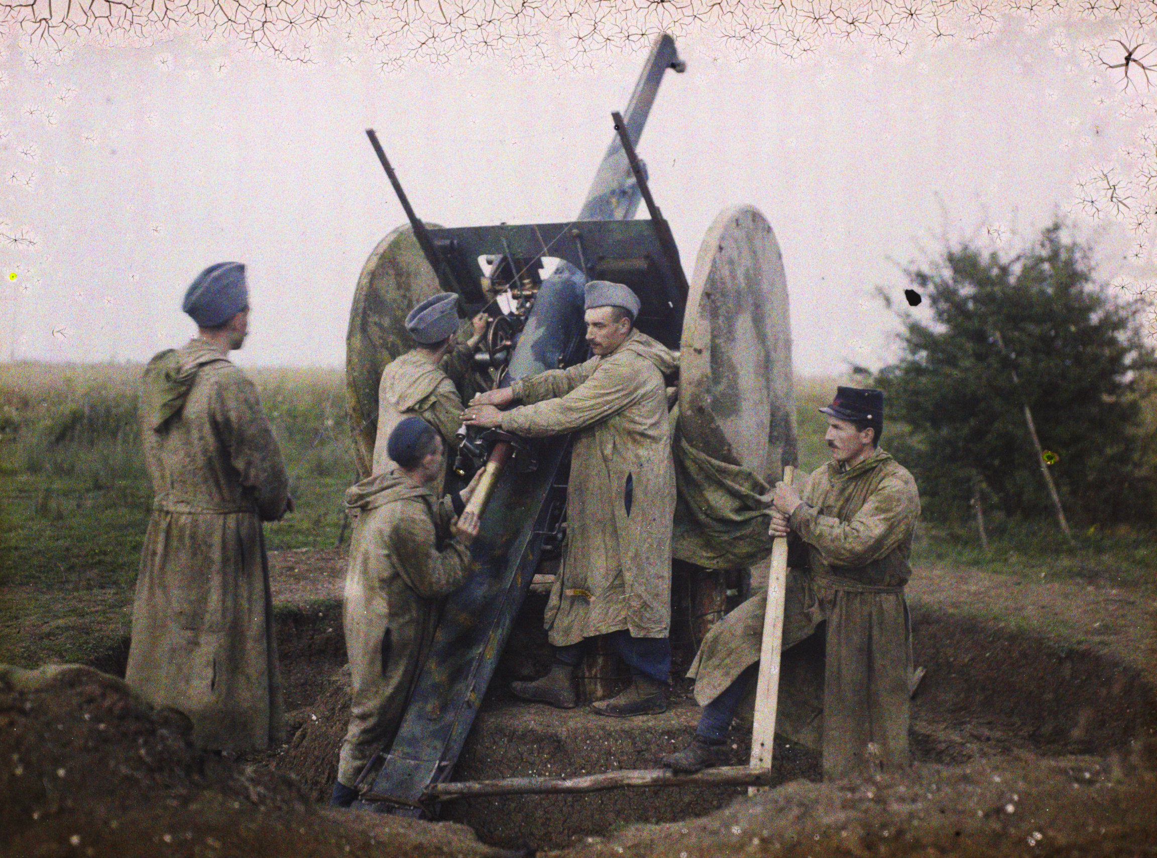Конши-ле-По, Франция. Батарея в самолете лейтенанта Браунштейна, 1915 год, автор Стефан Пассе (автохром)