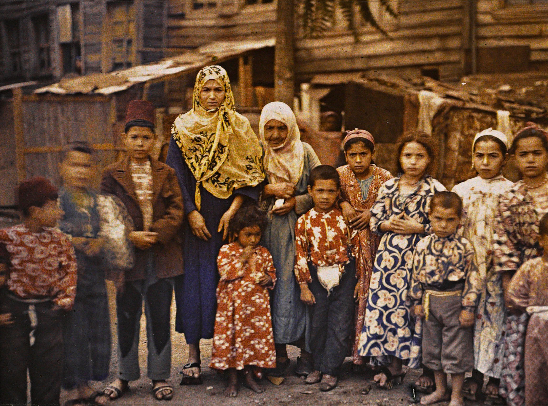 Константинополь (Стамбул), Турция. Группа армянских женщин и детей, 1912 год, автор Стефан Пассе (автохром)