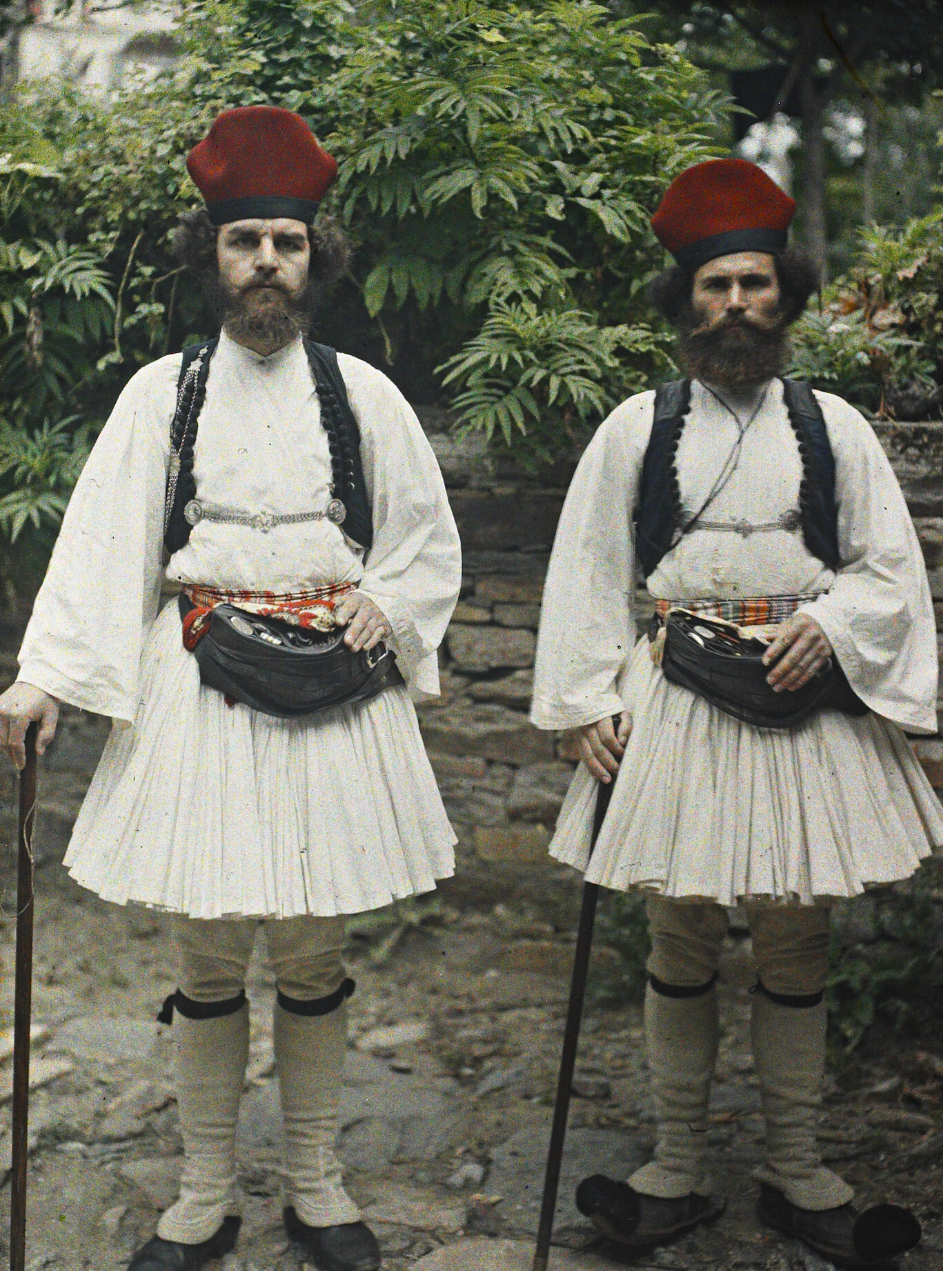 Карьес, Греция. Портрет двух жандармов в традиционной одежде, 1913 год, автор Стефан Пассе (автохром)