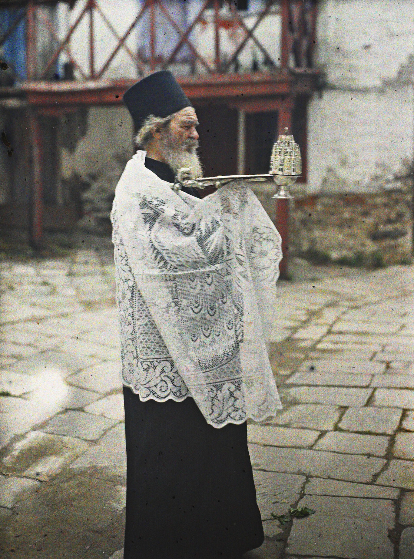 Карьес, Греция. Монах, несущий кадильницу, 1913 год, автор Стефан Пассе (автохром)