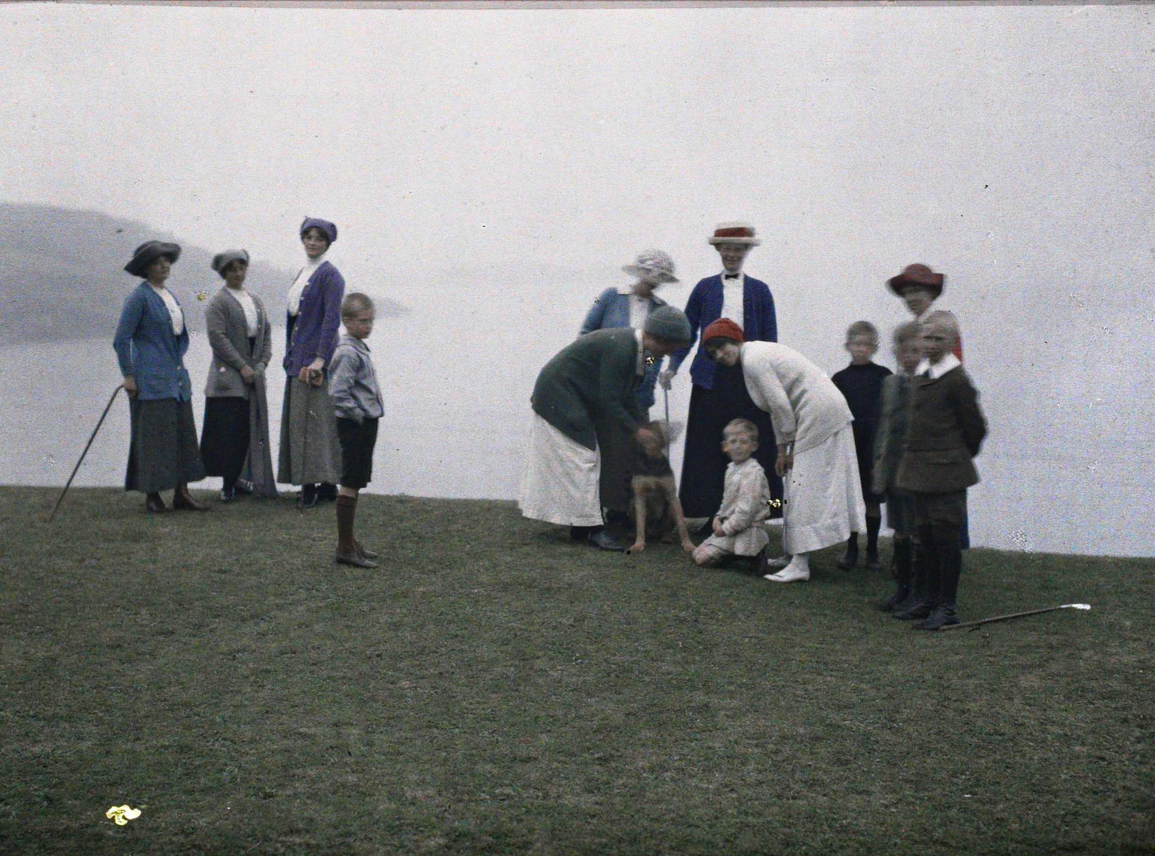 Карбис Бэй, Корнуолл, Англия. Женщины и дети у моря, 1913 год, автор Огюст Леон (автохром)