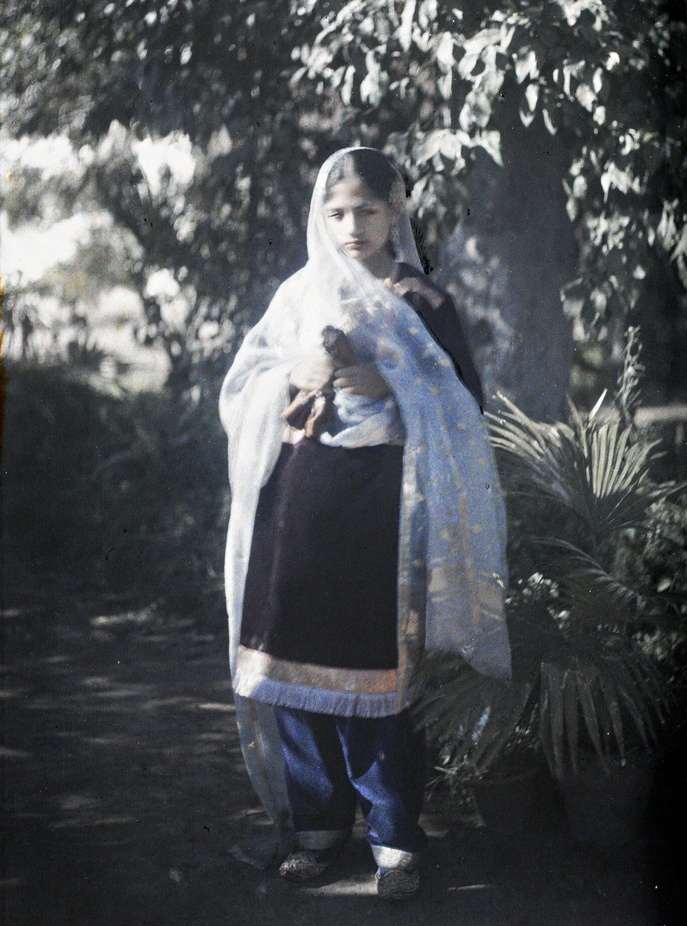 Капуртала, Индия. Молодая мусульманка в праздничном наряде, 1927 год, автор Роджер Дюма (автохром)