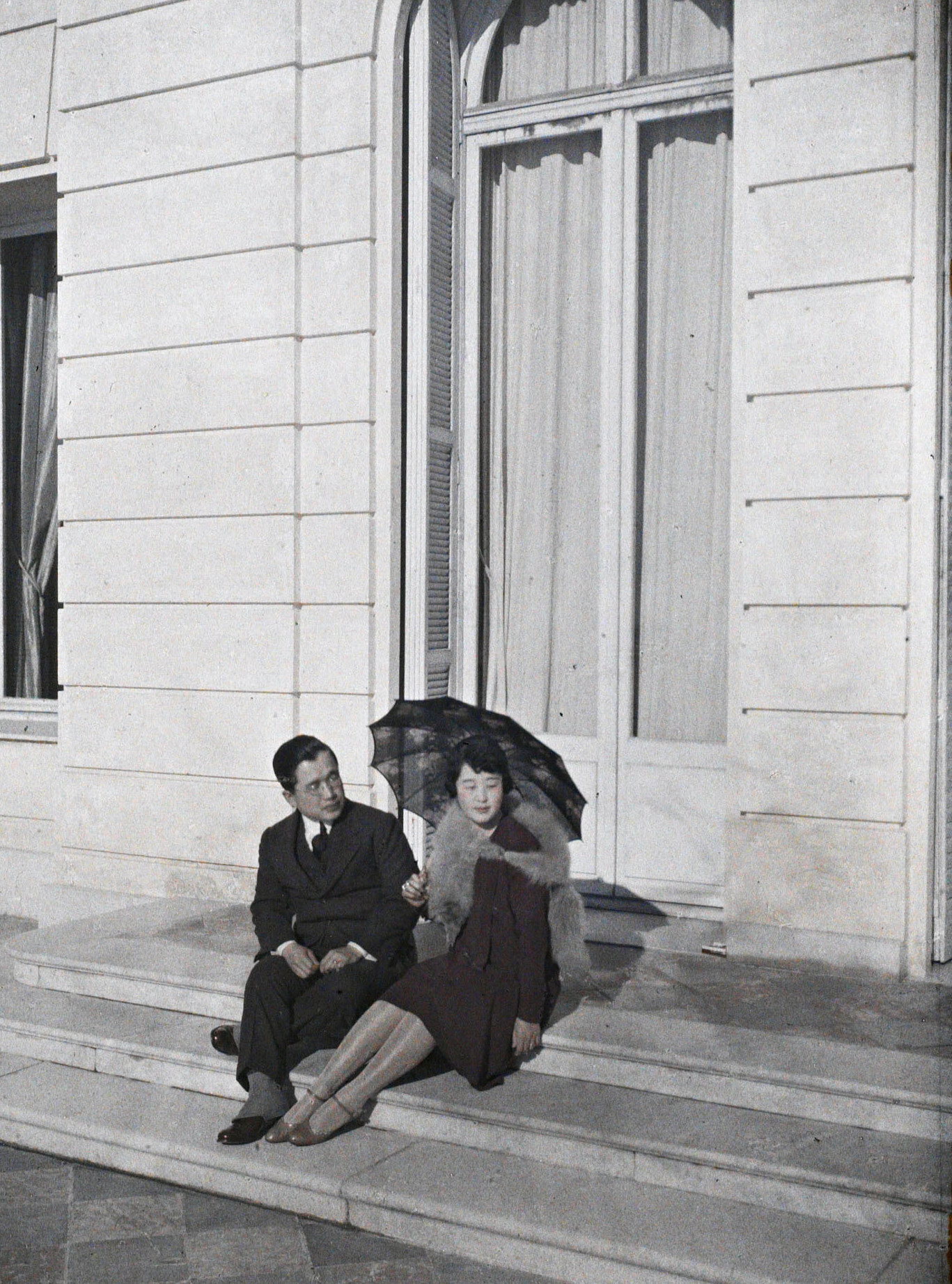 Кап-Мартен, Франция. Принц и принцесса Кореи, гости Альберта Кана, 1927 год, автор Камиль Соважо (автохром)