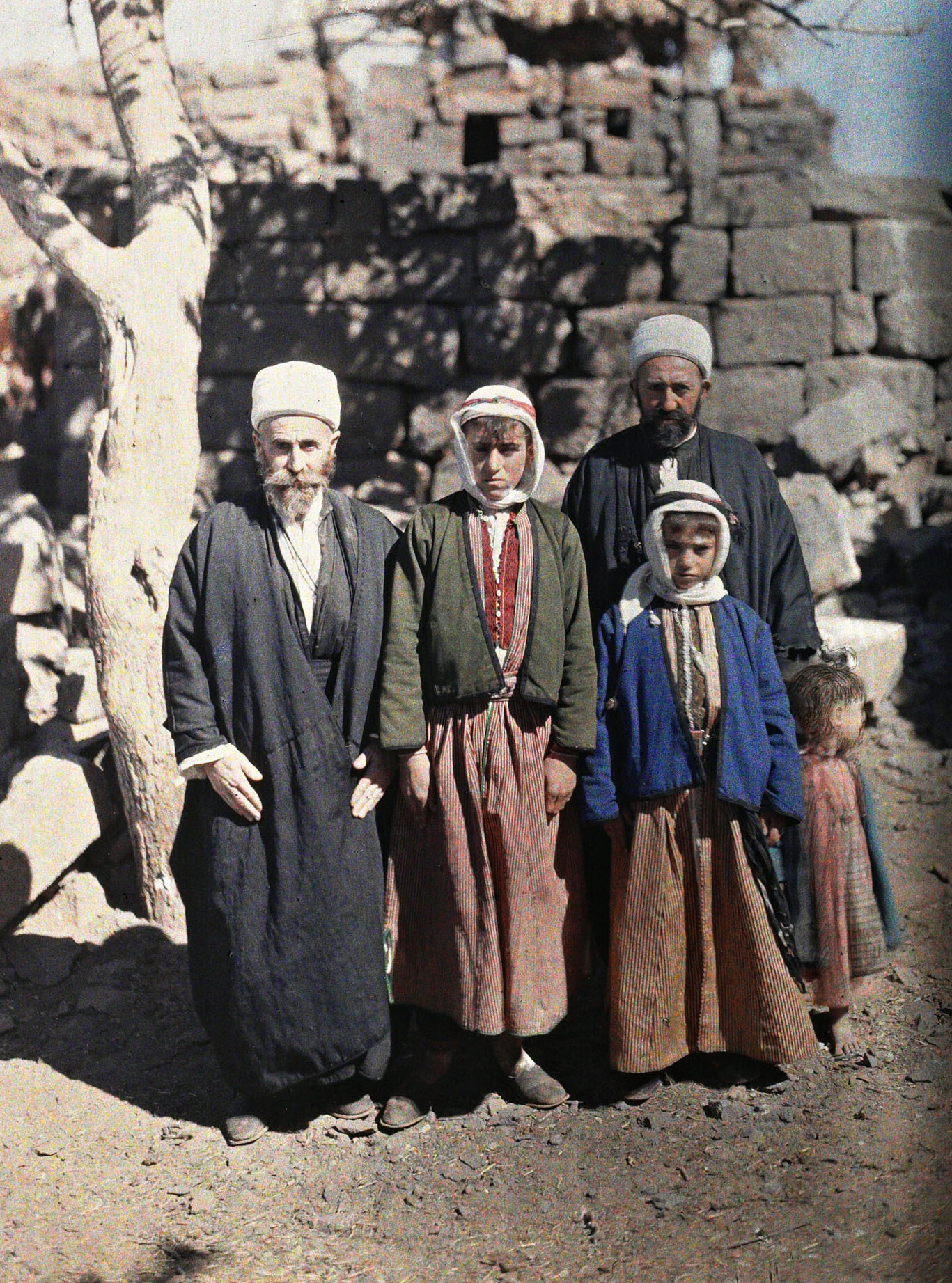 Канават, Сирия. Шейх Ахмед Эль-Агери, его сын, брат и племянник, 1921 год, автор Фредерик Гадмер (автохром)