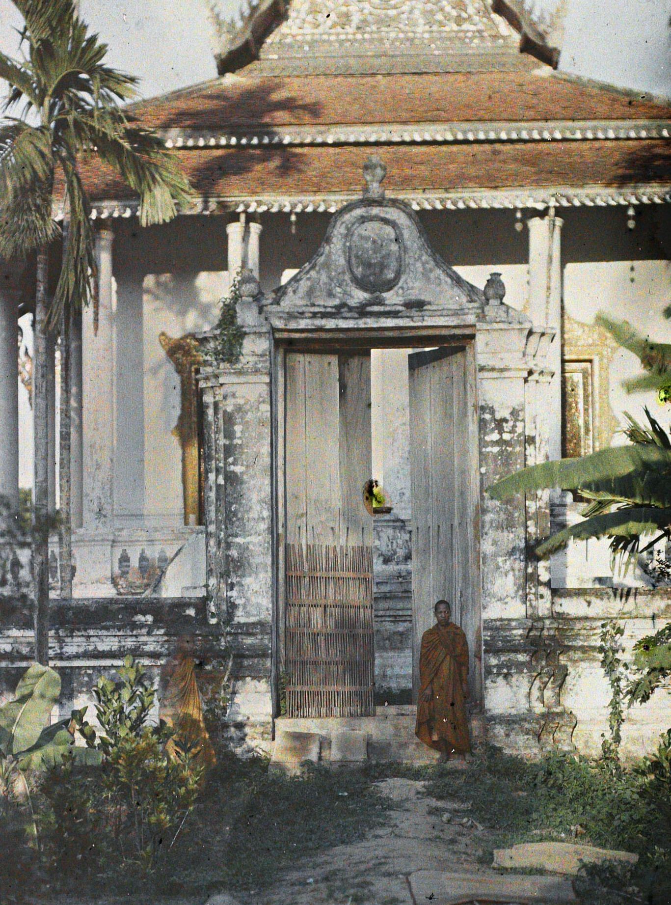 Камбоджа, Индокитай. Бонза у дверей храма, 1921 год, автор Леон Бизи (автохром)