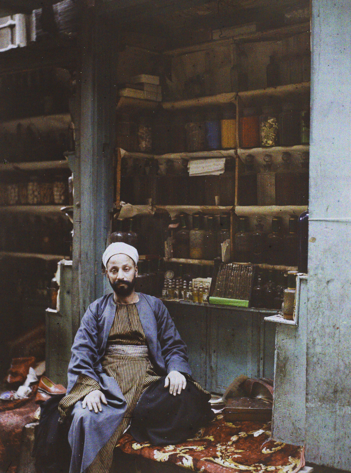 Каир, Египет. Торговец духами сидит в своем магазине, 1914 год, автор Огюст Леон (автохром)