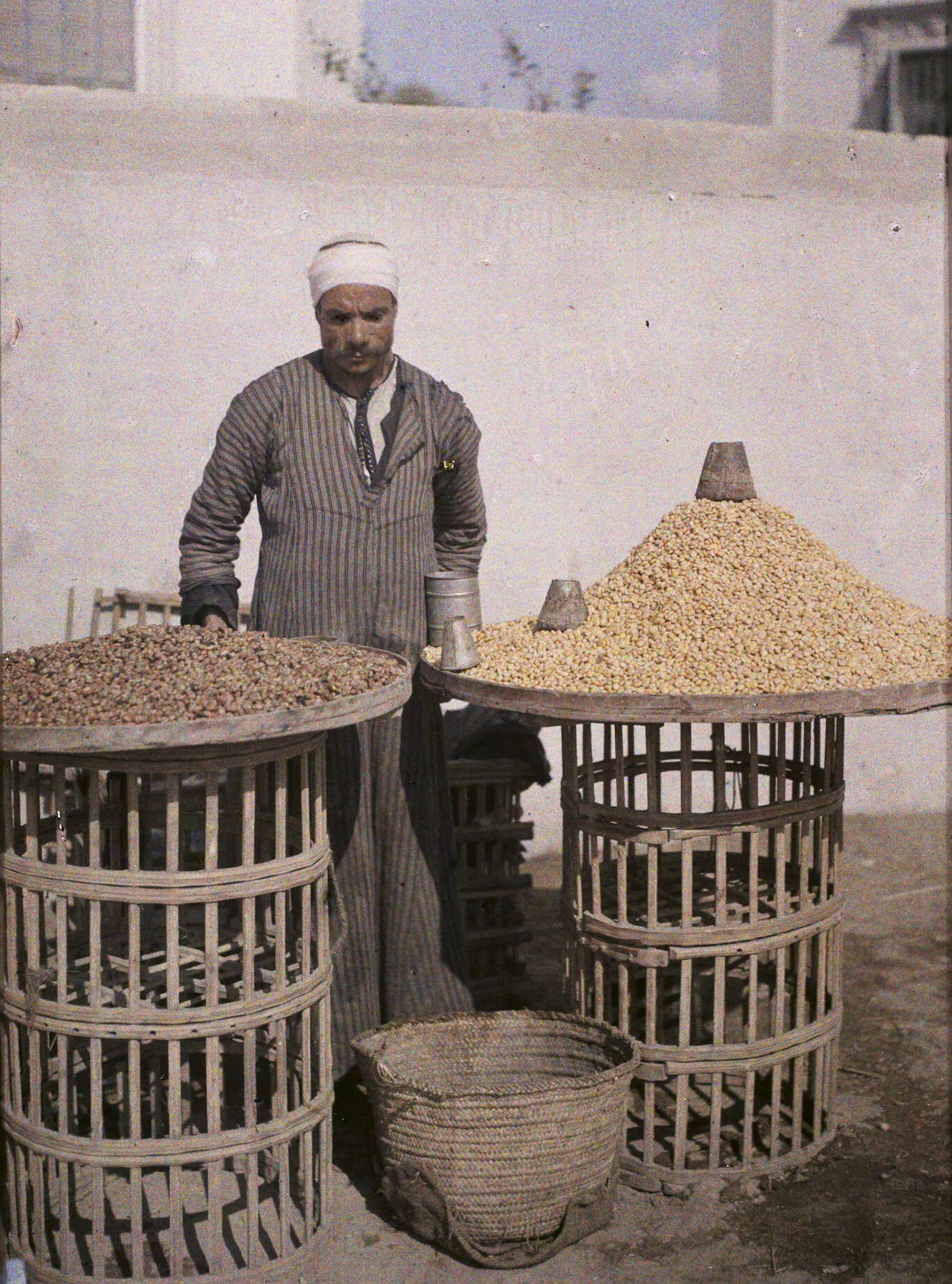 Каир, Египет. Путешествующий торговец, продающий бобы и кукурузу, 1914 год, автор Огюст Леон (автохром)
