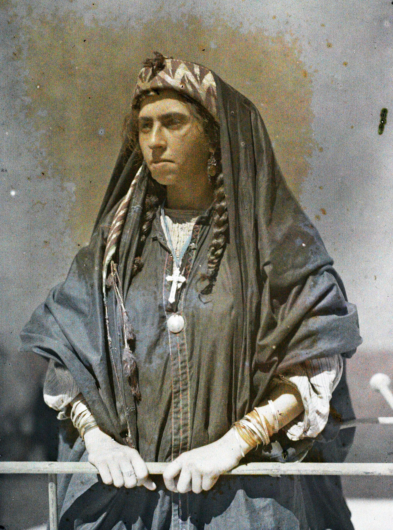 Иерусалим, Палестина. Молодая христианка из Ас-Сальта, 1918 год, автор Пол Кастельно (автохром)