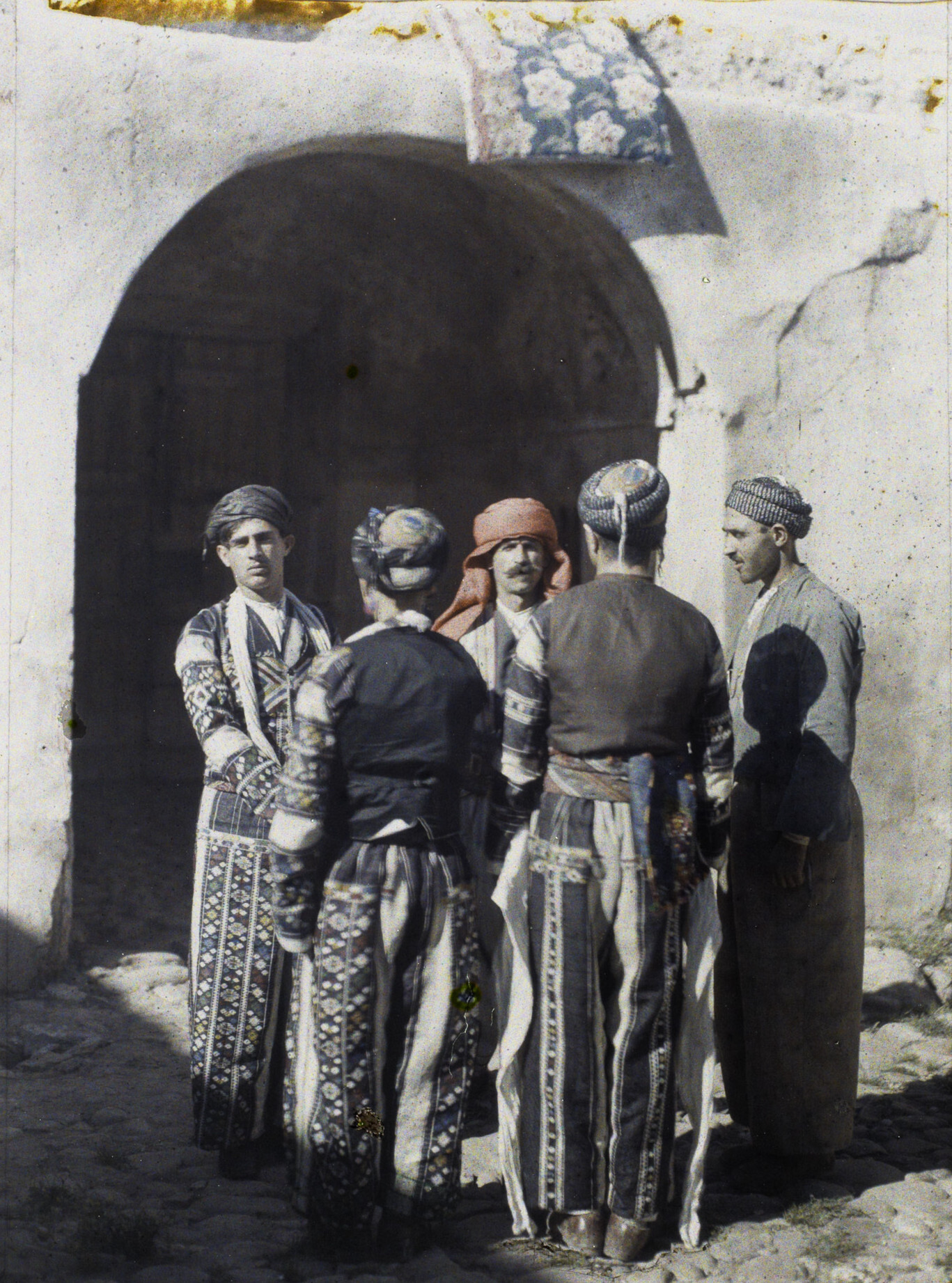 Захо, Ирак. Группа курдов, 1927 год, автор Фредерик Гадмер (автохром)