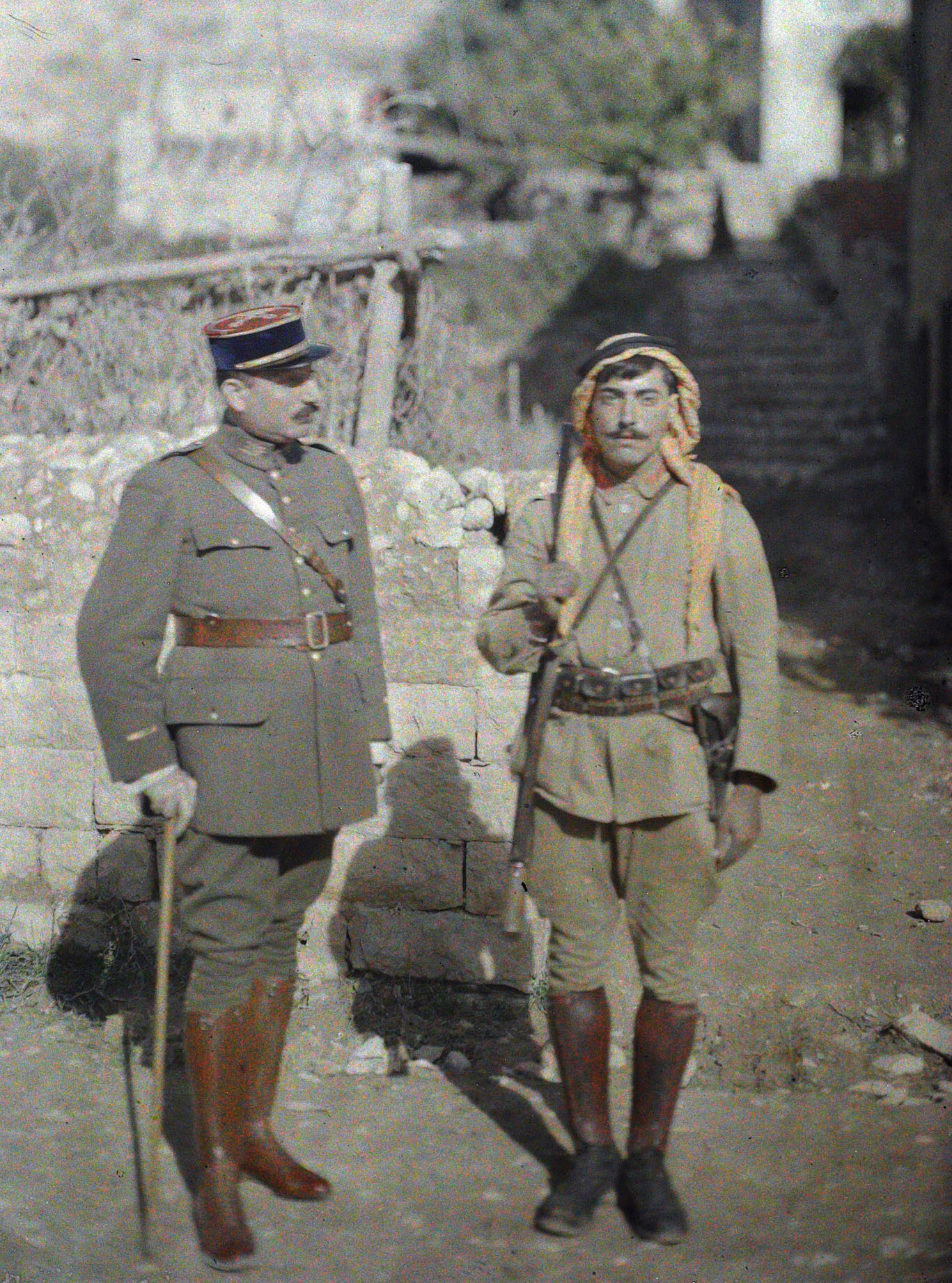 Зале, Ливан. Офицер французской армии и ливанский жандарм, 1919 год, автор Фредерик Гадмер (автохром)