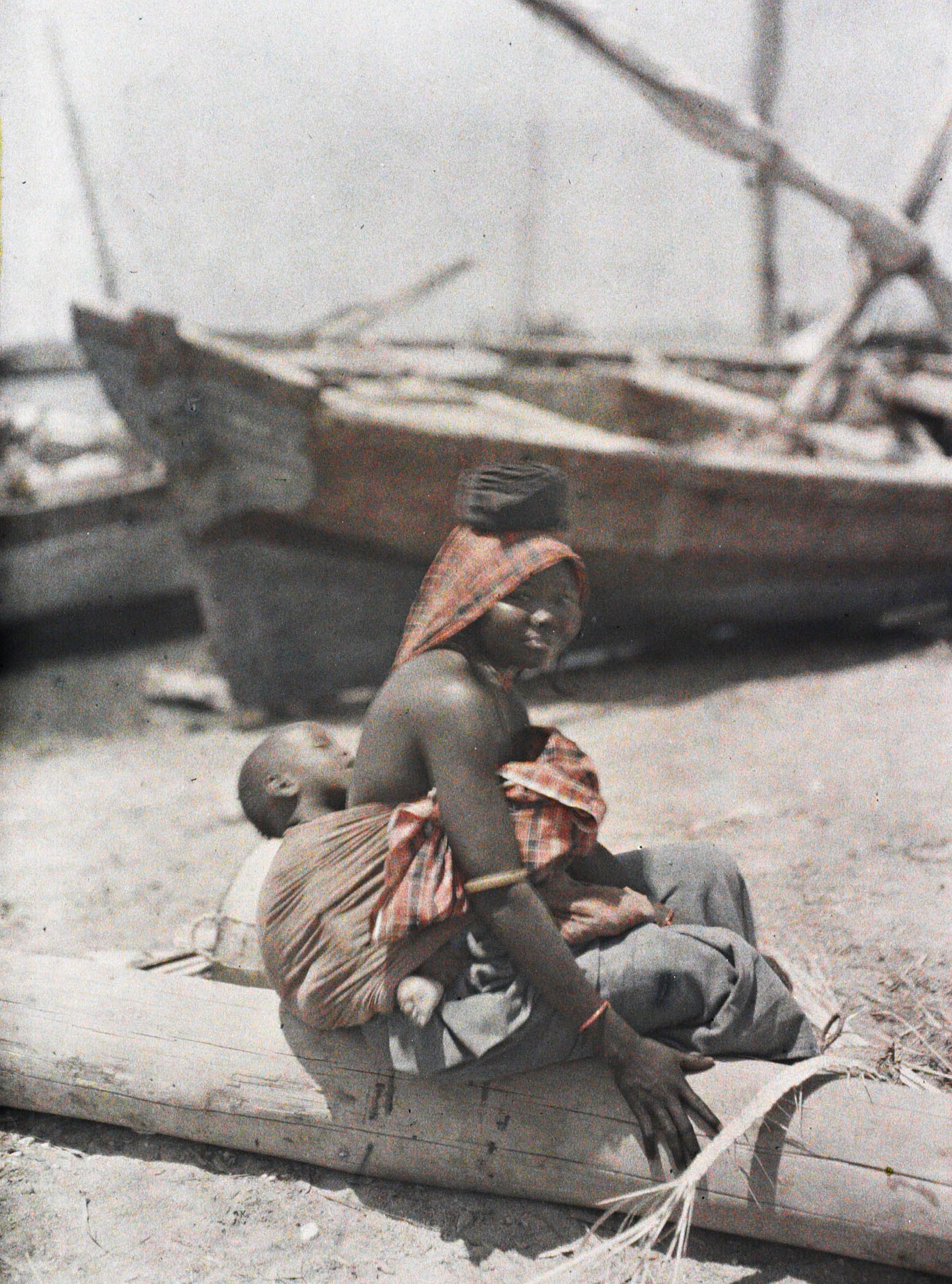 Джидда, Аравия. Молодая женщина и ее ребенок, 1918 год, автор Пол Кастельно (автохром)