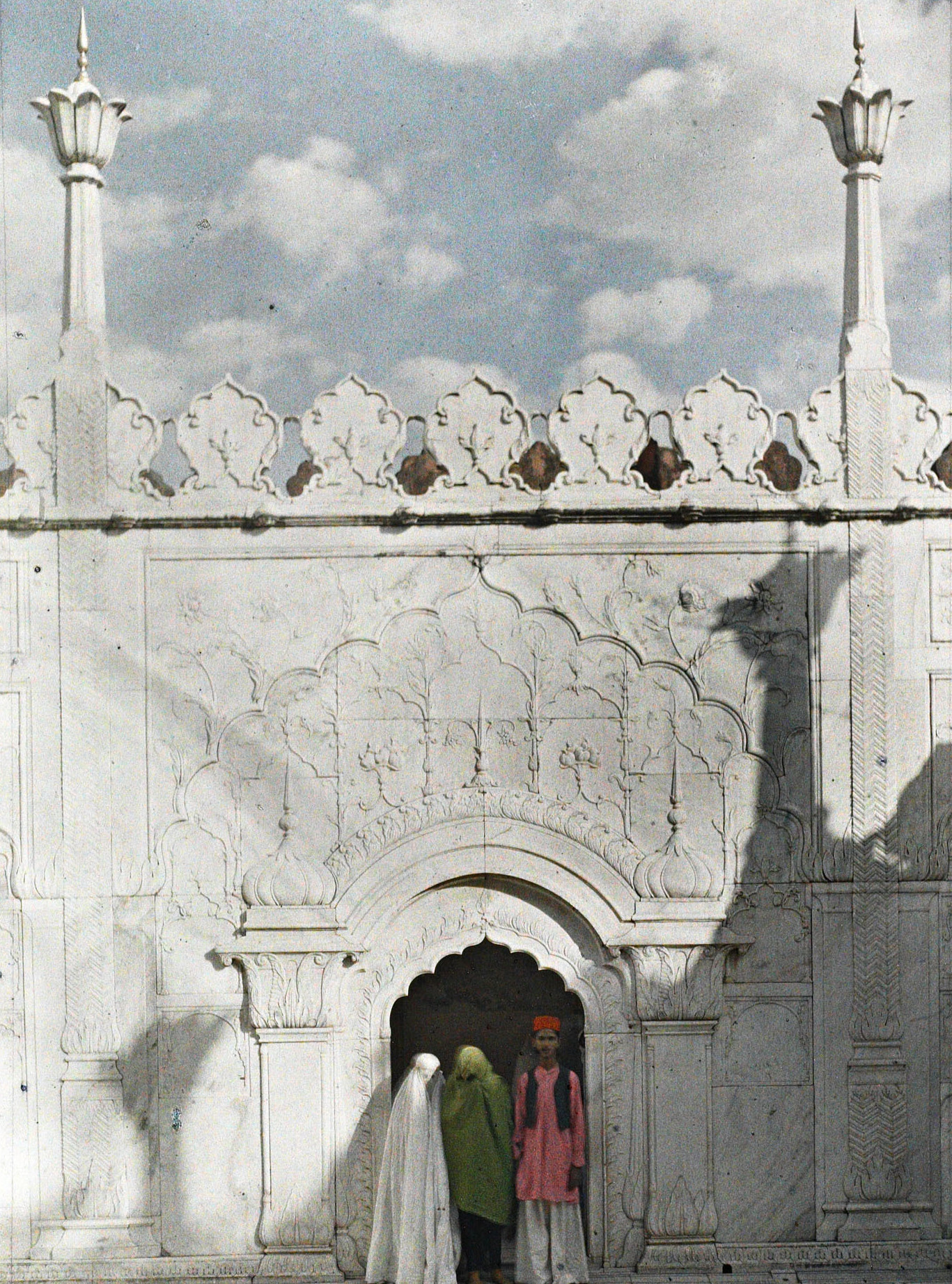 Дели, Индия. Женщины и страж у ворот мечети, 1914 год, автор Стефан Пассе (автохром)