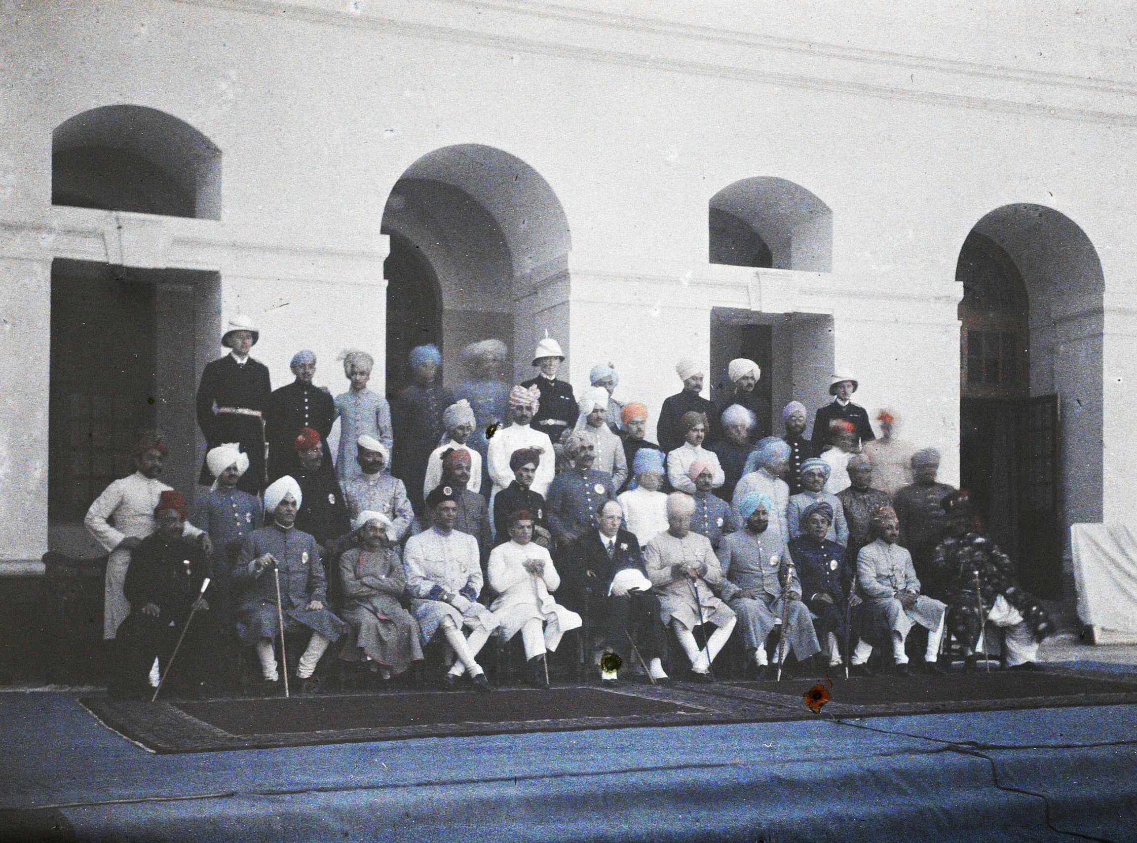 Дели, Индия. Групповой портрет во время приема в парламенте Нью-Дели, 1928br1927 год, автор Роджер Дюма (автохром)