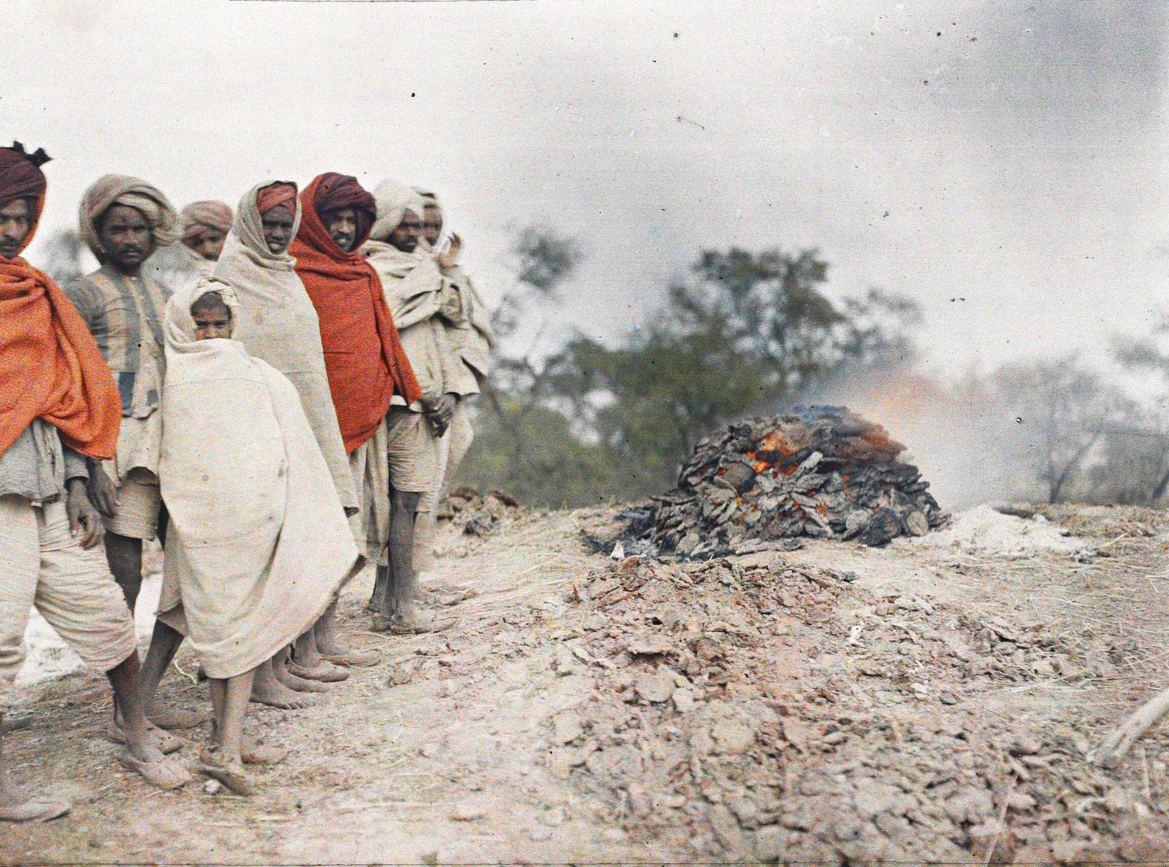 Дели, Индия. Группа индусов на кремации, 1914 год, автор Стефан Пассе (автохром)
