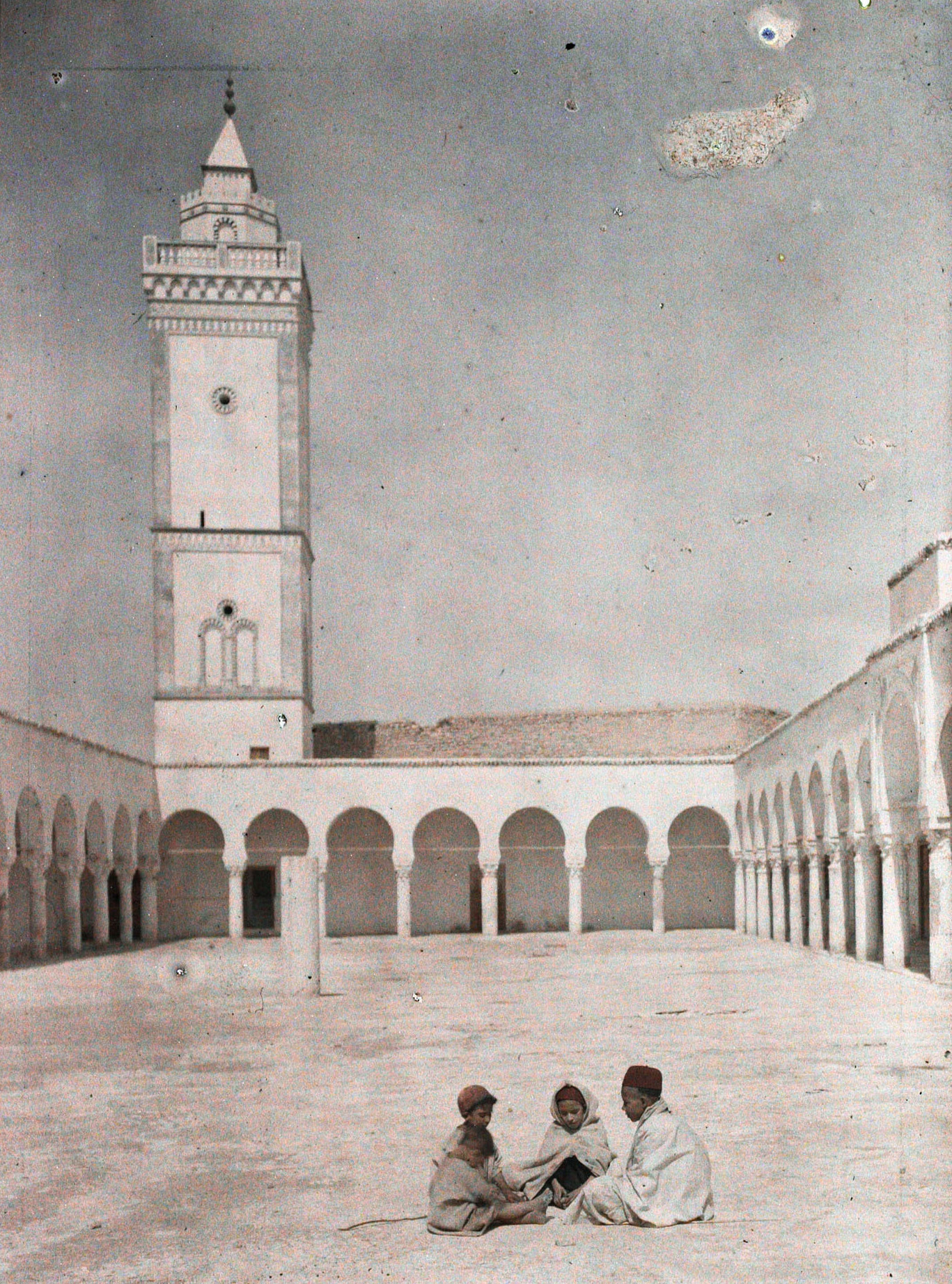 Гафса, Тунис Дети сидят во дворе Великой мечети, 1909 год, автор Куртельмон-Жерве Жюль (автохром)