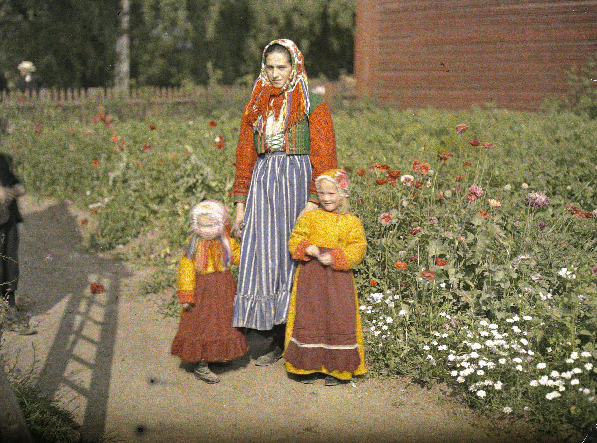 Гагнеф, Швеция. Крестьянка с детьми, 1910 год, автор Огюст Леон (автохром)