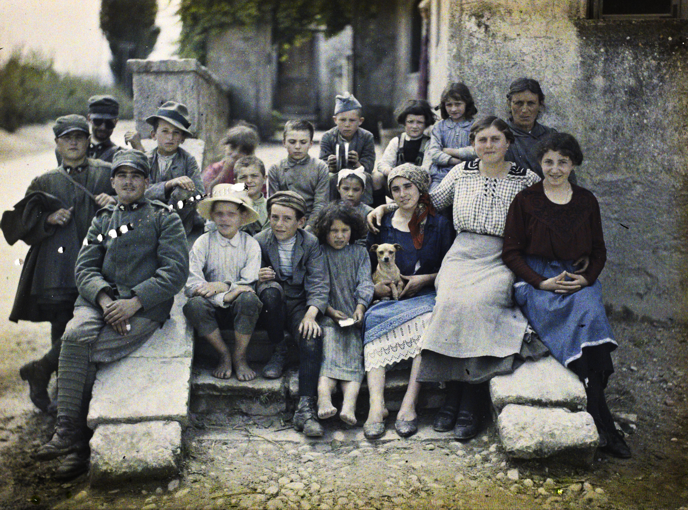 Виченца, Италия. Группа итальянских детей и солдат, 1918 год, автор Фернан Кювилль (автохром)