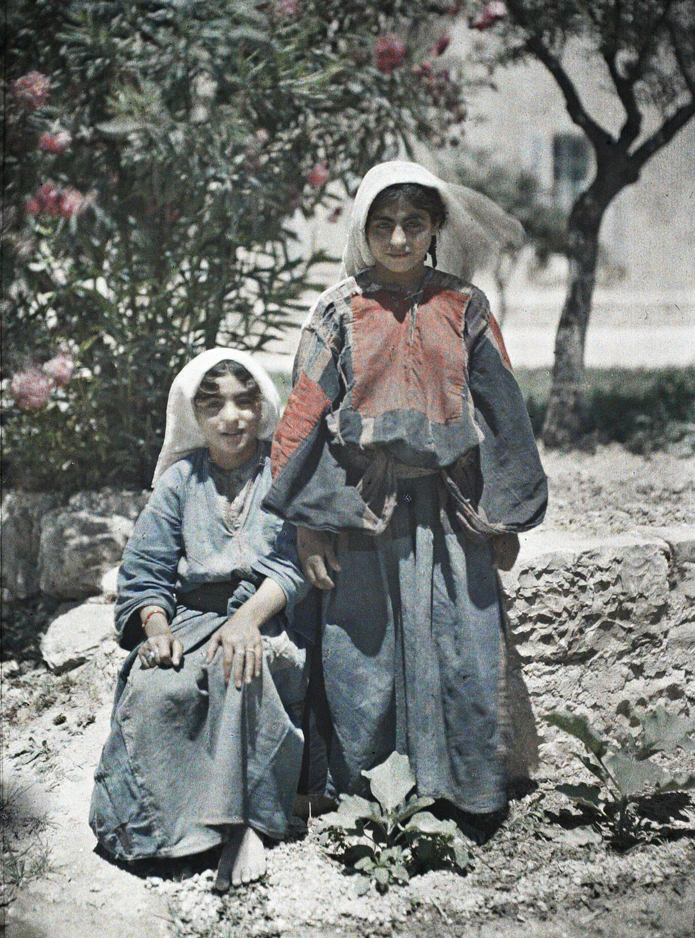 Вифлеем, Палестина. Две молодые девушки-бедуинки, 1918 год, автор Пол Кастельно (автохром)