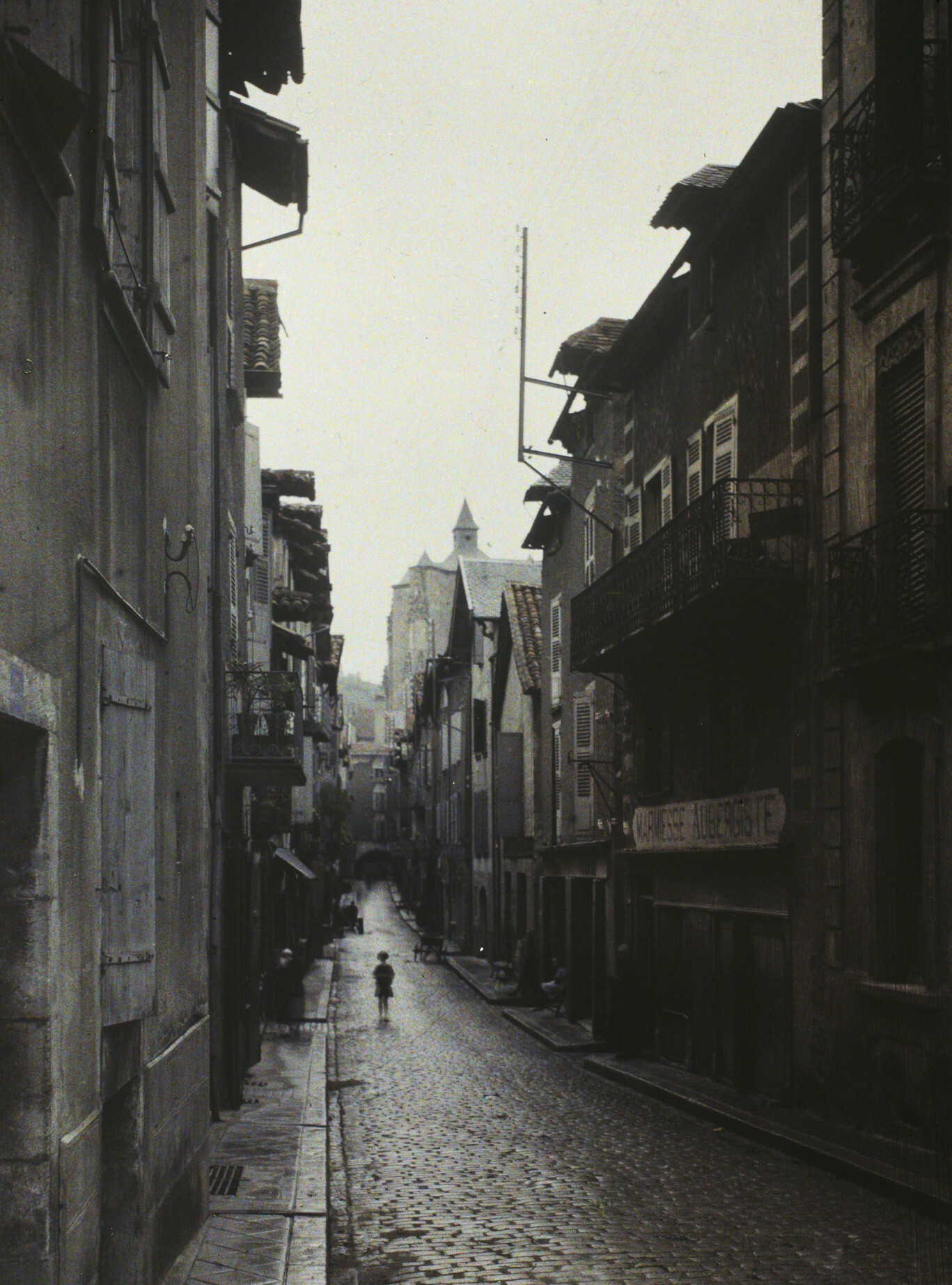 Вильфранш-де-Руэрг, Франция. Rue du Général Prestat, 1922 год, автор Роджер Дюма (автохром)