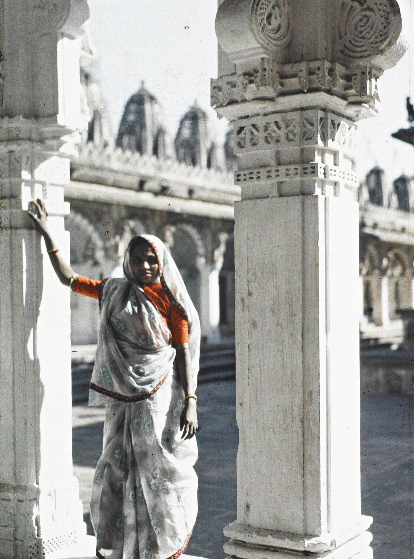 Ахмадабад, Индия. Женщина в сари в храме Хати Сингх Джайна, 1913 год, автор Стефан Пассе (автохром)