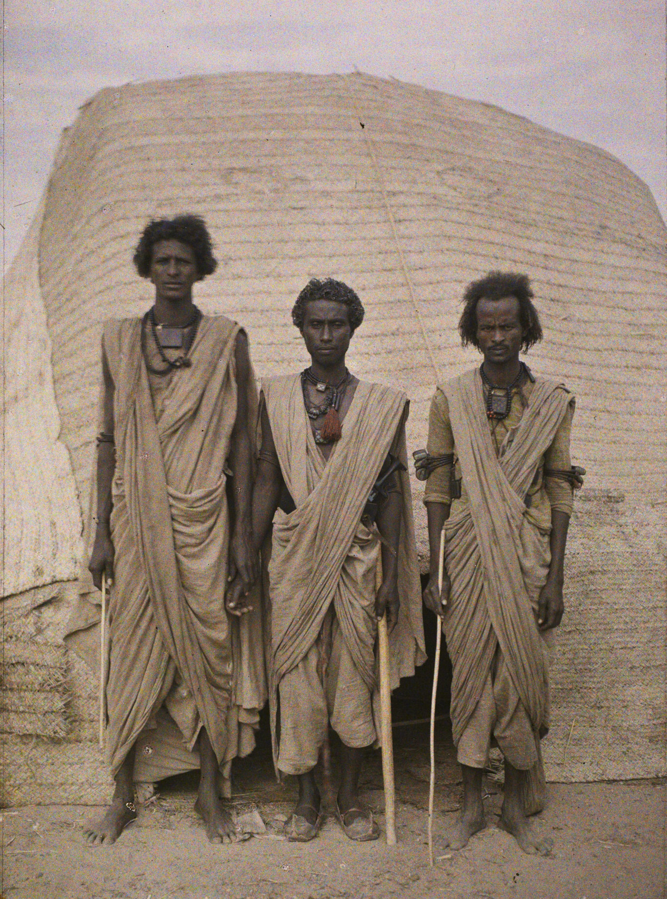 Асуан, Египет. Трое мужчин бишари перед домом, 1914 год, автор Огюст Леон (автохром)